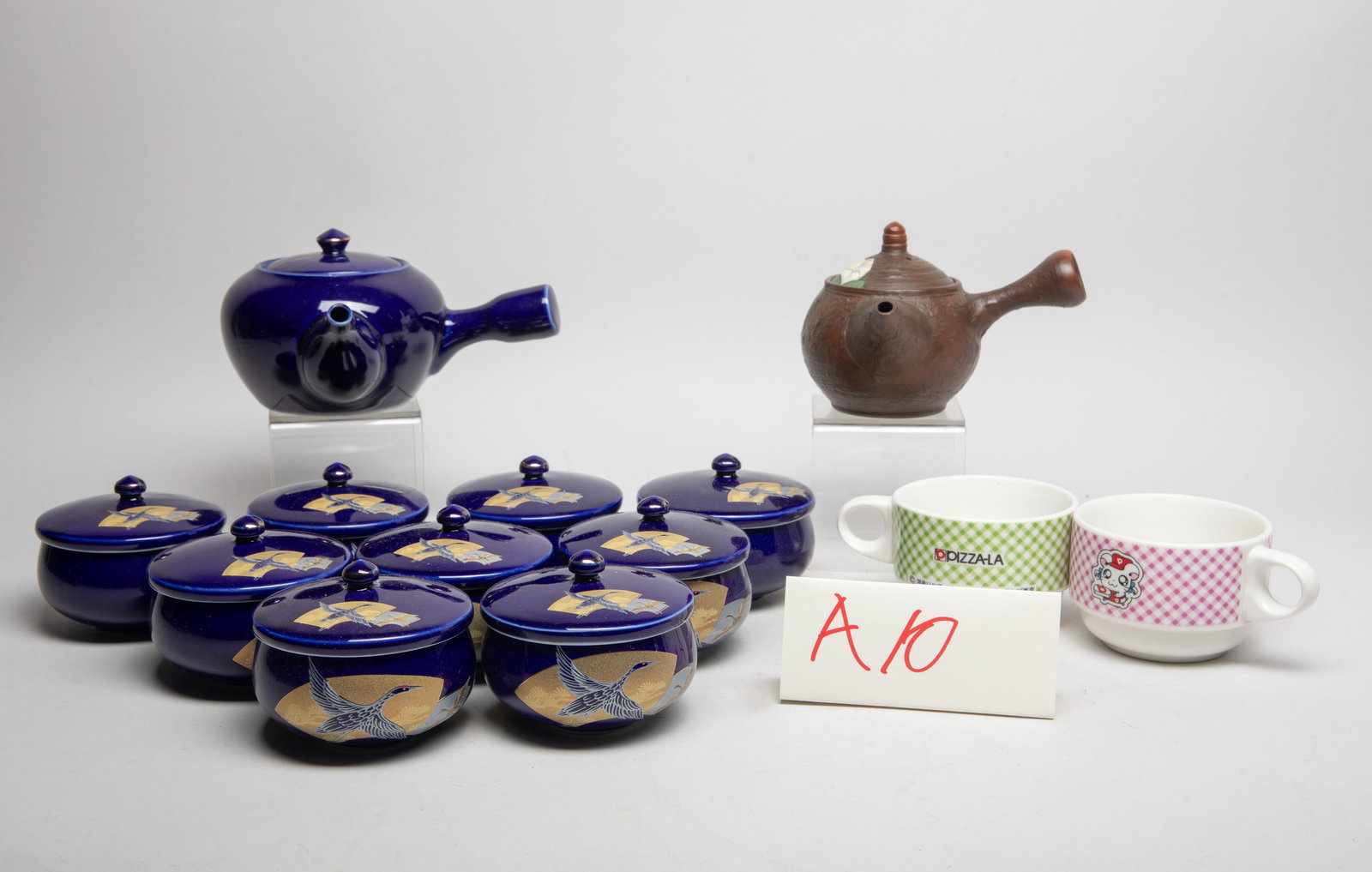 Estate Vintage Japanese Porcelain Tea Wares: Vintage Japanese porcelain tea pots, bowls, and cups. Size varies.
