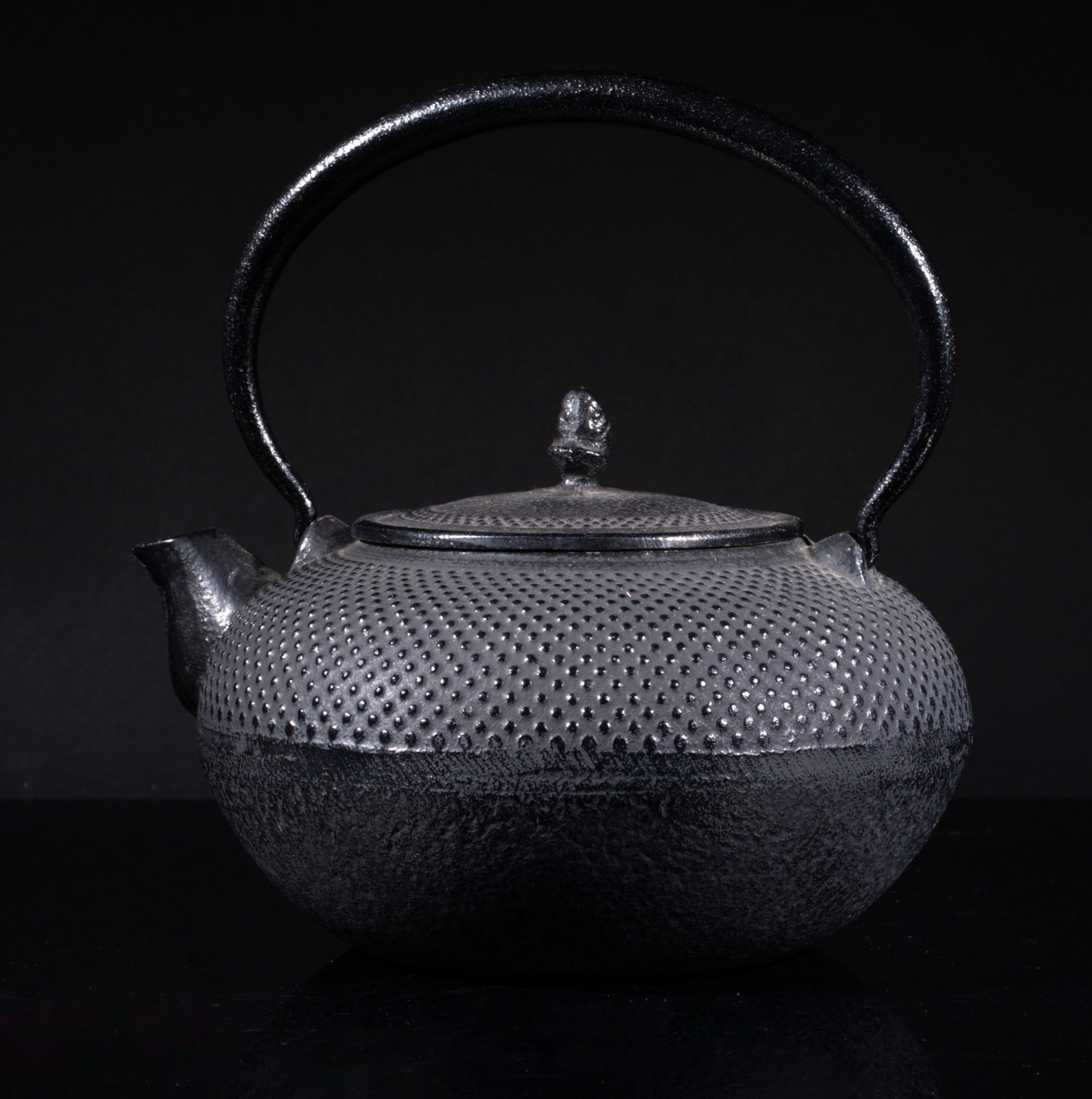 Vintage Japanese Cast Iron Tea Pot: Collectible vintage Japanese iron cast tea pot. Approx. 6.7*7.7*7.7 inch.