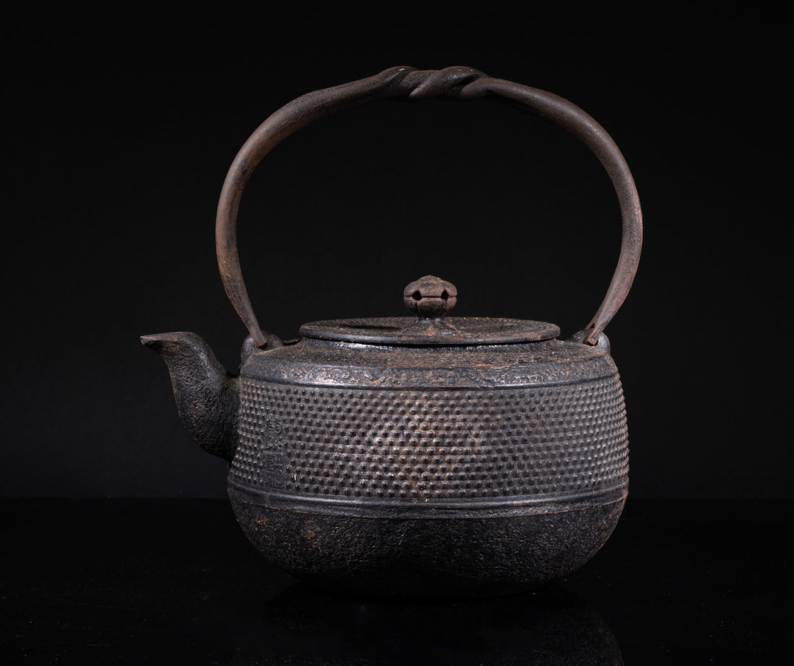 Vintage Japanese Cast Iron Tea Pot: Collectible vintage Japanese iron cast tea pot. Approx. 8.5*8.5*6.5 inch.