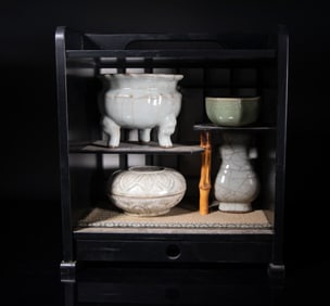 Set Chinese Export Porcelains w/ Cabinet Case