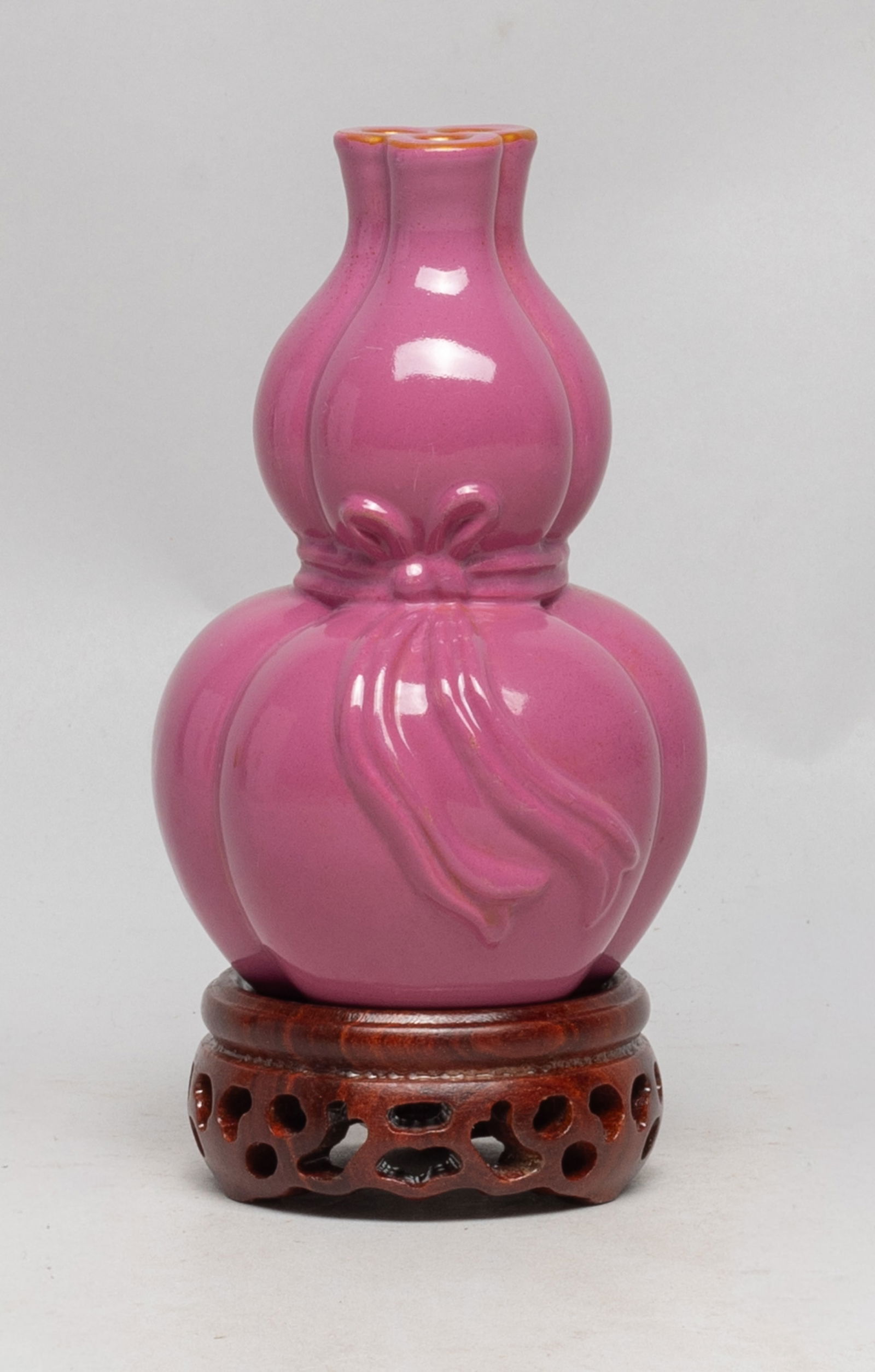 Estate Chinese Export Porcelain Gourd Vase: Of trilobed double-gourd form, decorated with beribboned scarf at the waist, the exterior covered with rouge pink glaze, the bottom inscribed with a six-character mark, with stand. Approx. 4.2*2.7 inc