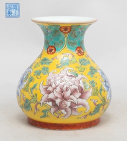 Chinese Export Enameled Porcelain Vase