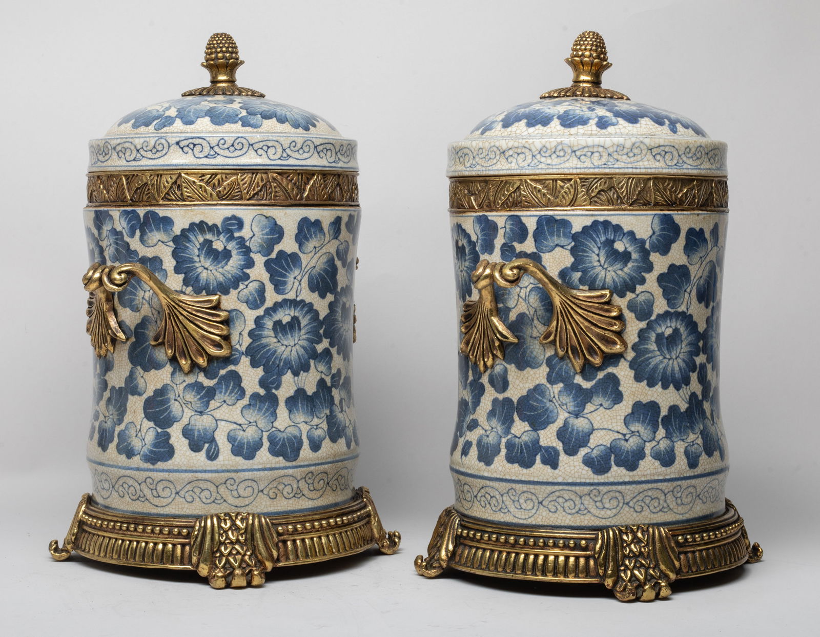 Two Chinese Export Porcelain Jars - 3