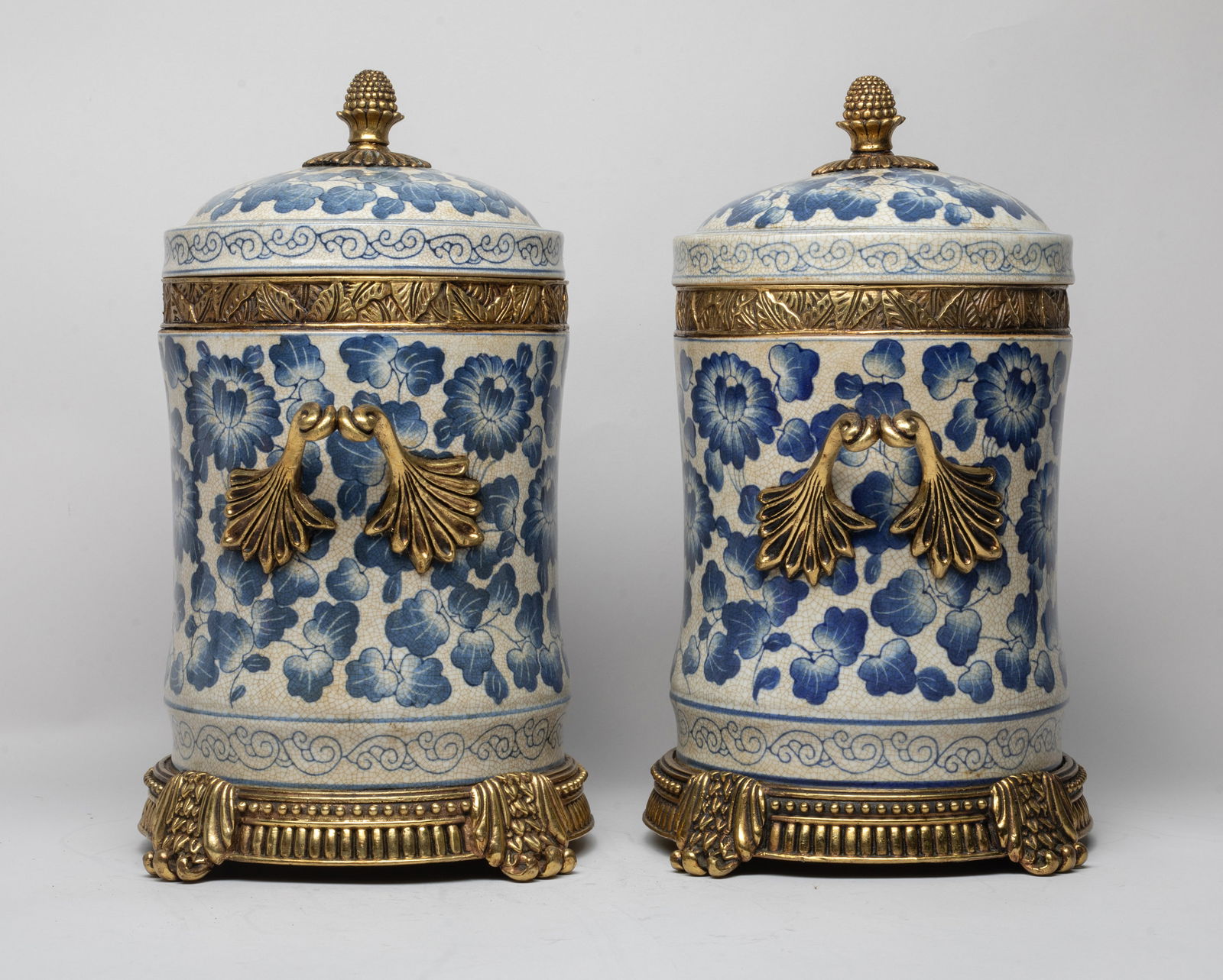 Two Chinese Export Porcelain Jars - 4