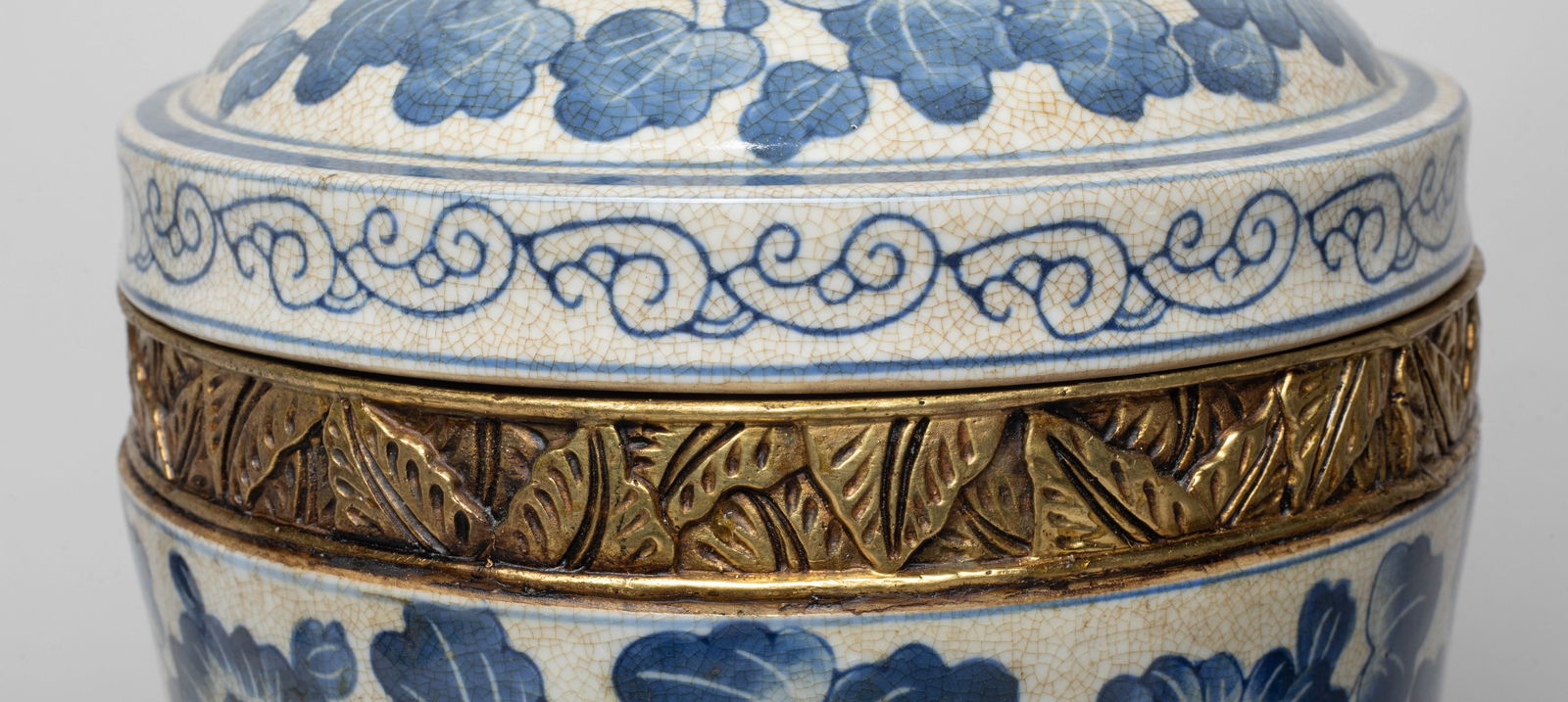 Two Chinese Export Porcelain Jars - 5