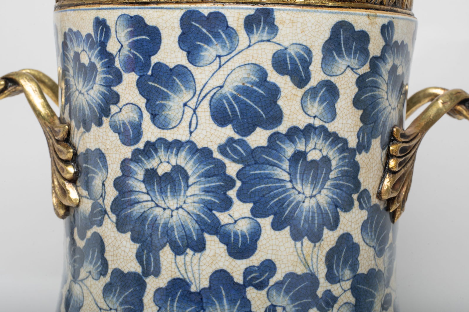 Two Chinese Export Porcelain Jars - 6