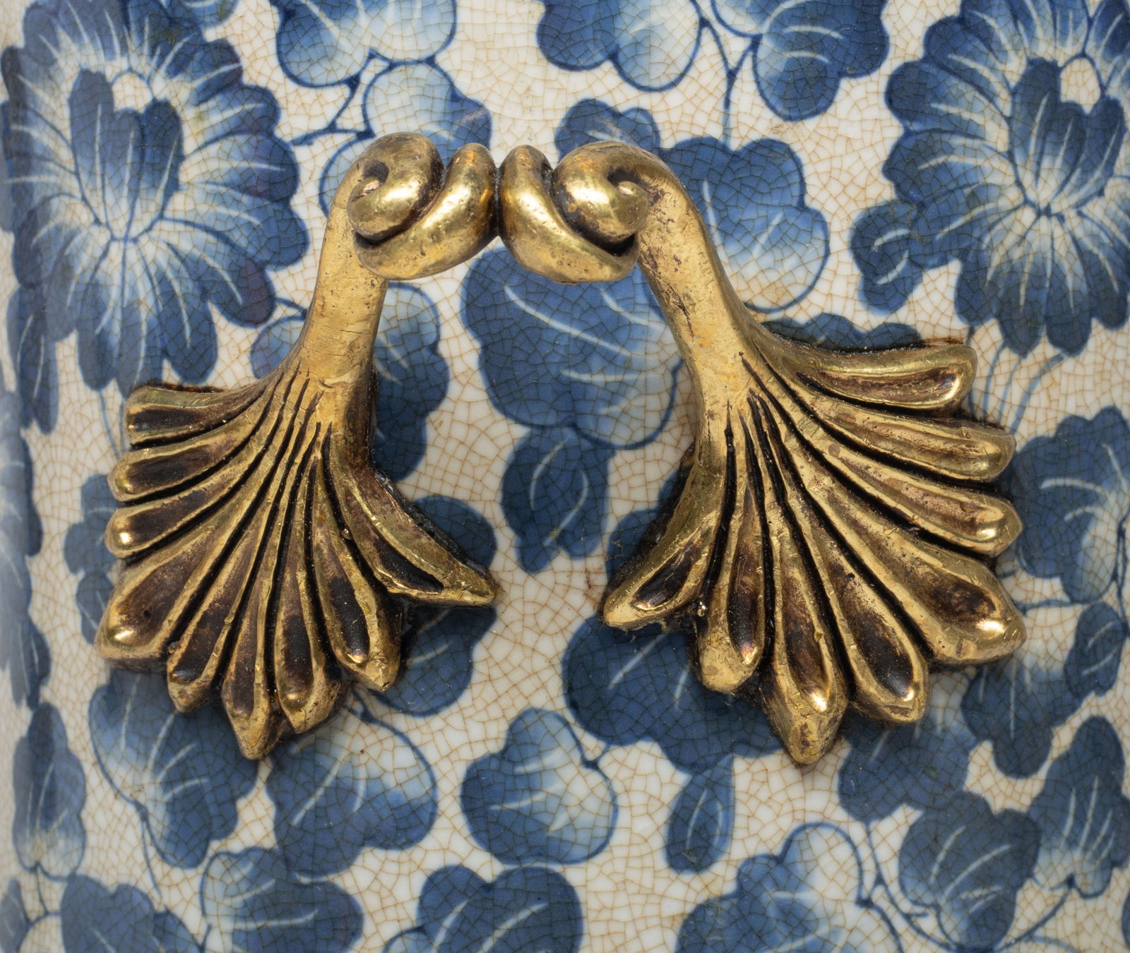 Two Chinese Export Porcelain Jars - 7