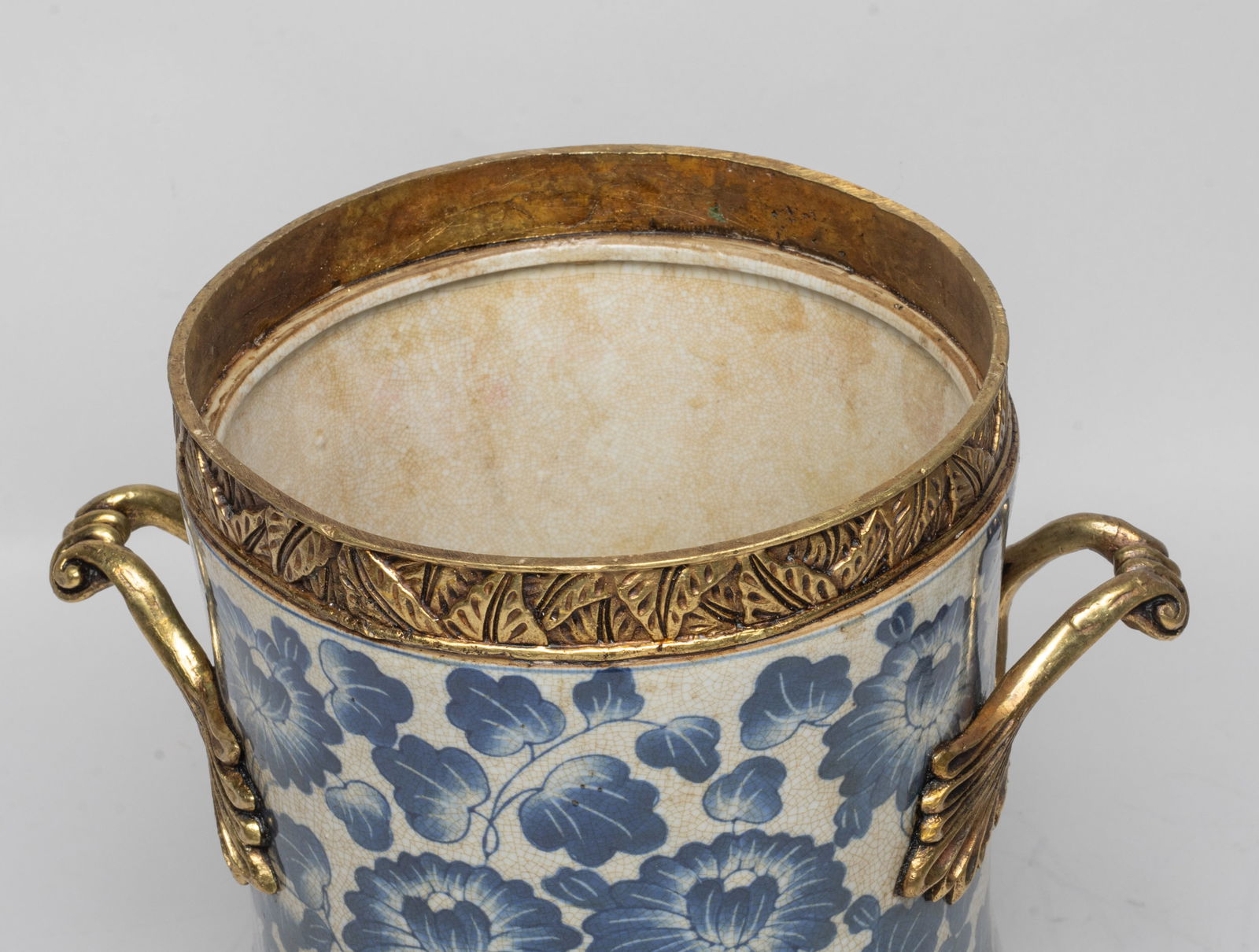 Two Chinese Export Porcelain Jars - 8