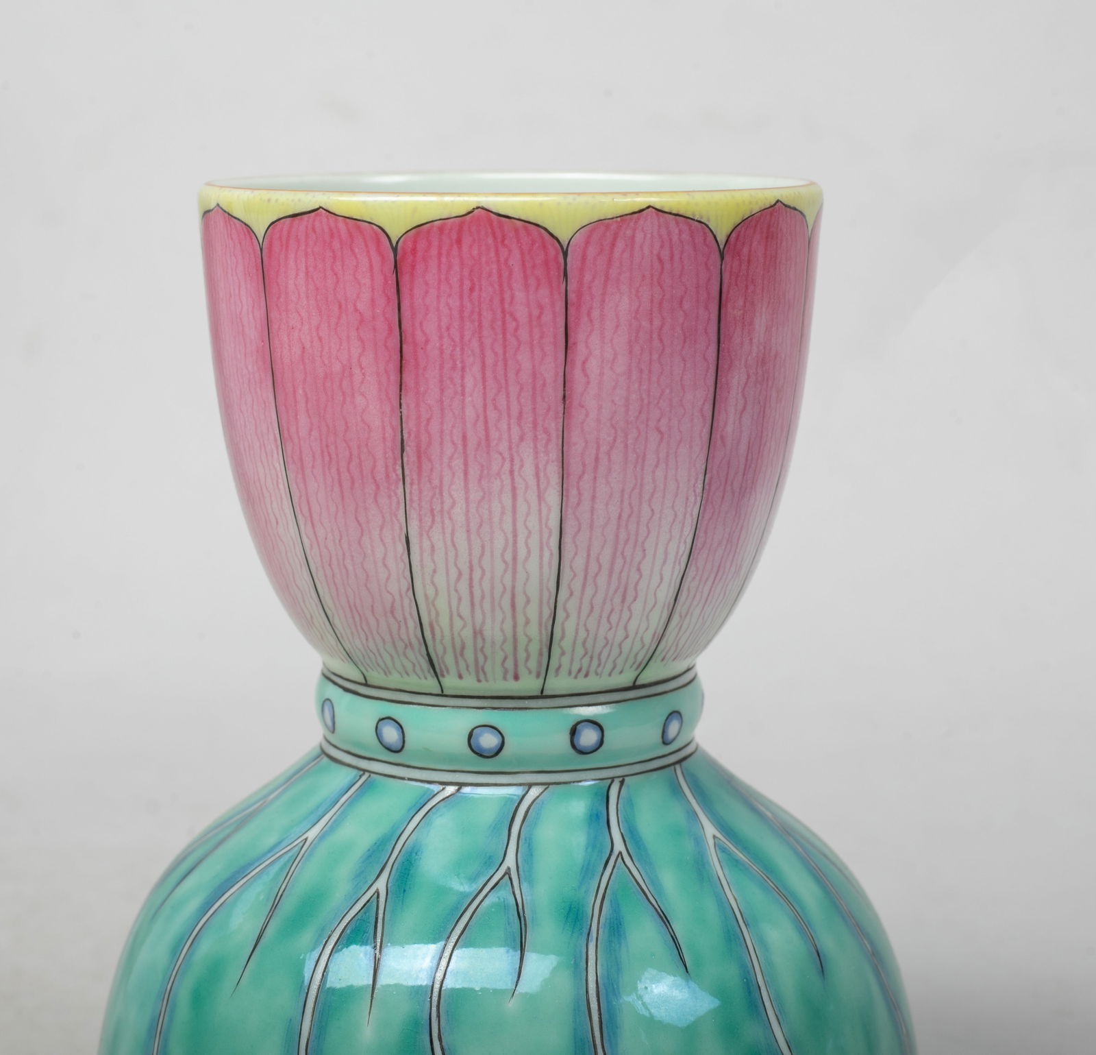 Two Chinese Export Porcelain Candlesticks - 3