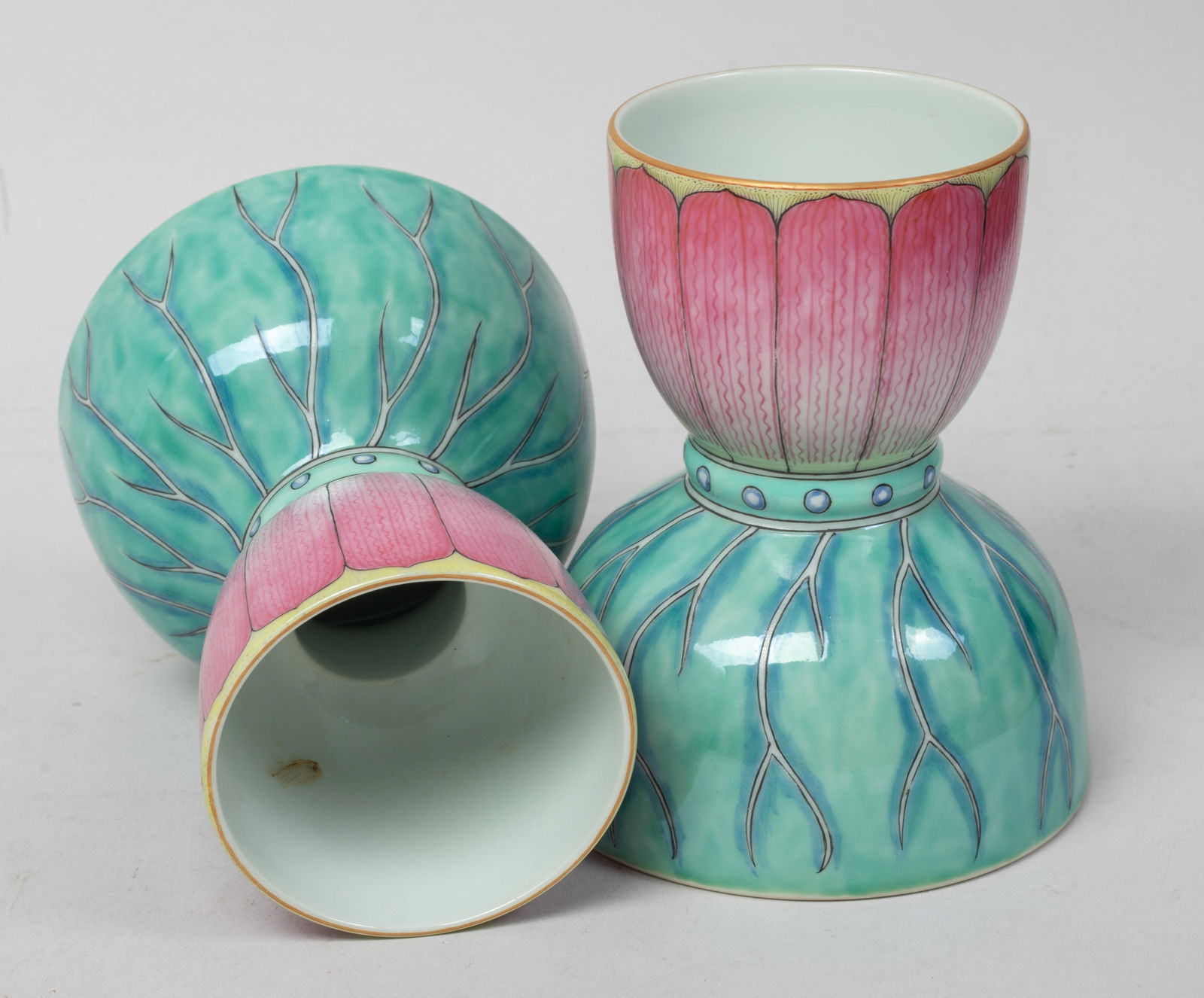 Two Chinese Export Porcelain Candlesticks - 5