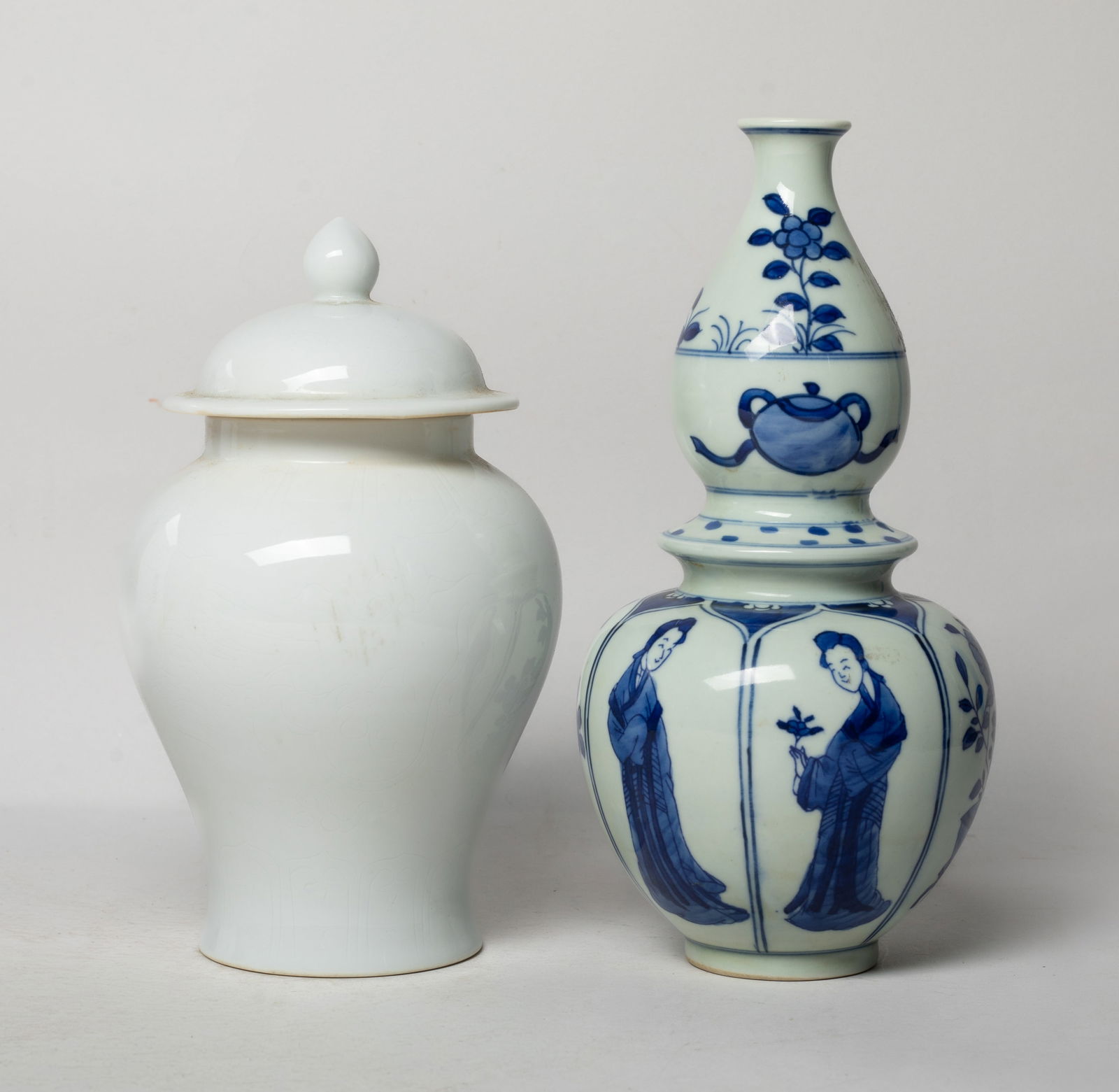 Estate Two Chinese Export Porcelain Cabinet Vases (1 of 12)