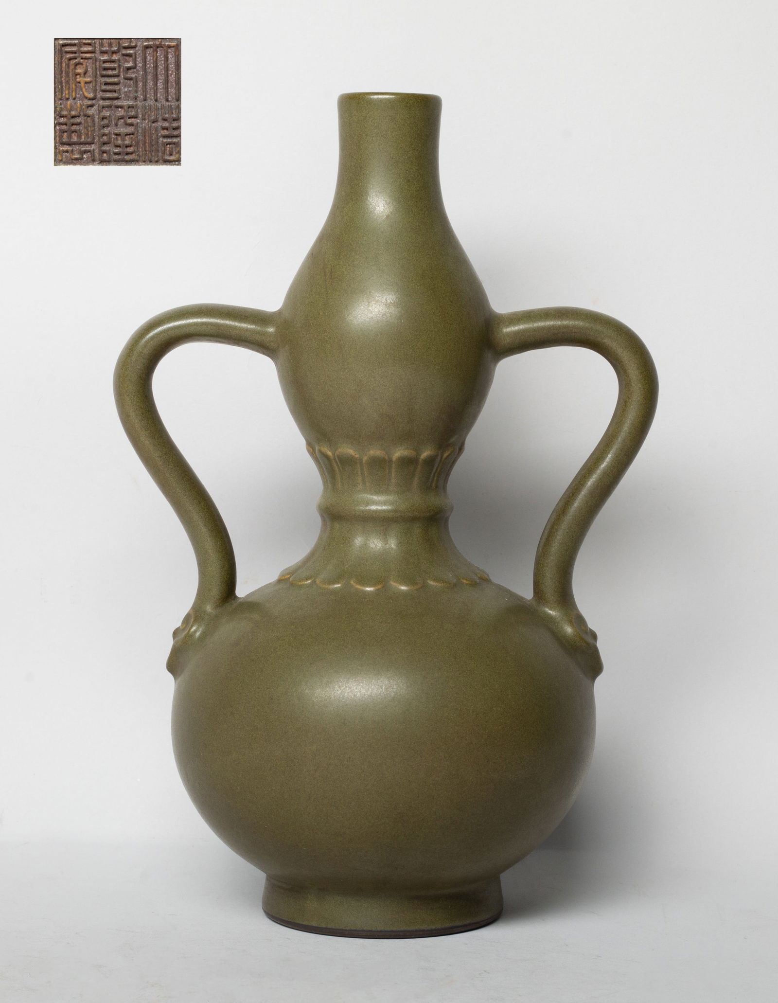 Chinese Export Tea Dust Porcelain Gourd Vase (1 of 10)