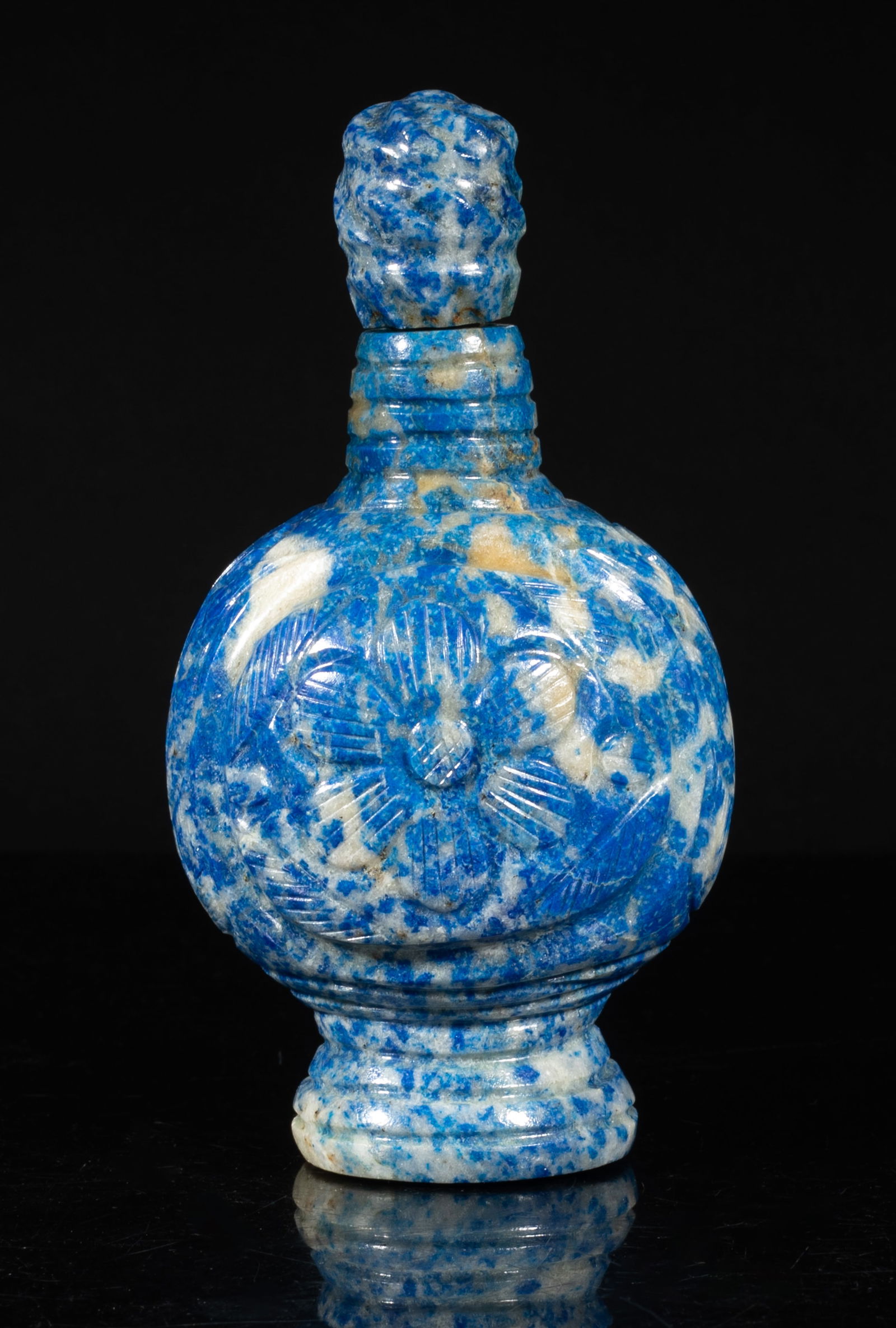 West Asian Lapis Bottle: The globular body rising from a splayed foot to a columnar neck, carved with flowers and leaves, accompanied with a stopper. Approx. 5.1*2.7*2.3 inch (w/ stopper).