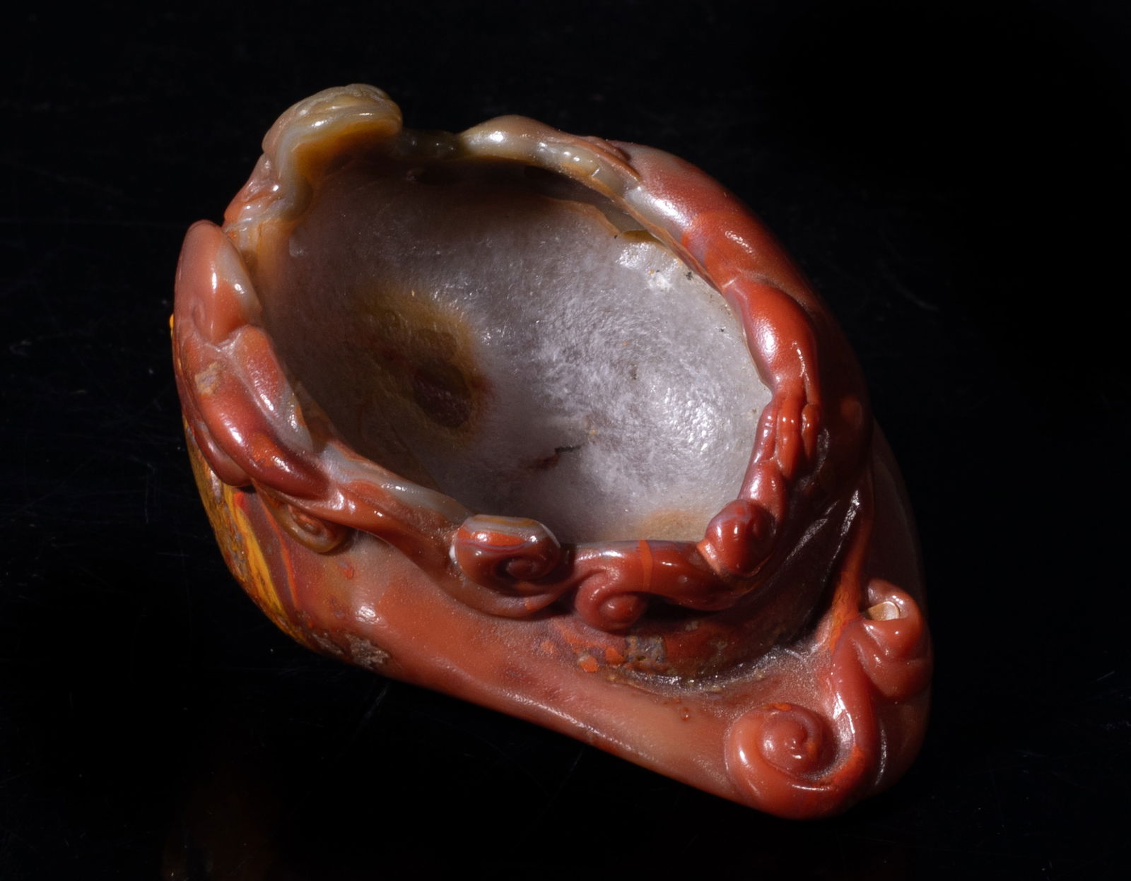 Rare Chinese Cameo Agate Sculpture: Of irregular shape, carved around the rim with a sinuous chi dragon and a curled stem issuing lingzhi fungus. Approx. 3.08*2.7*2.08 inch.