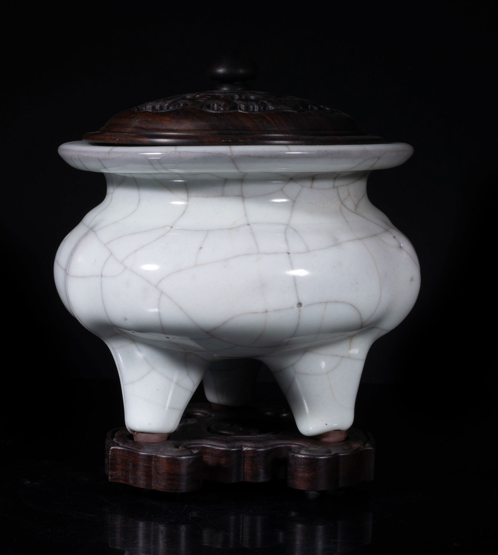 Chinese Export Porcelain Censer w/ Cover (1 of 10)