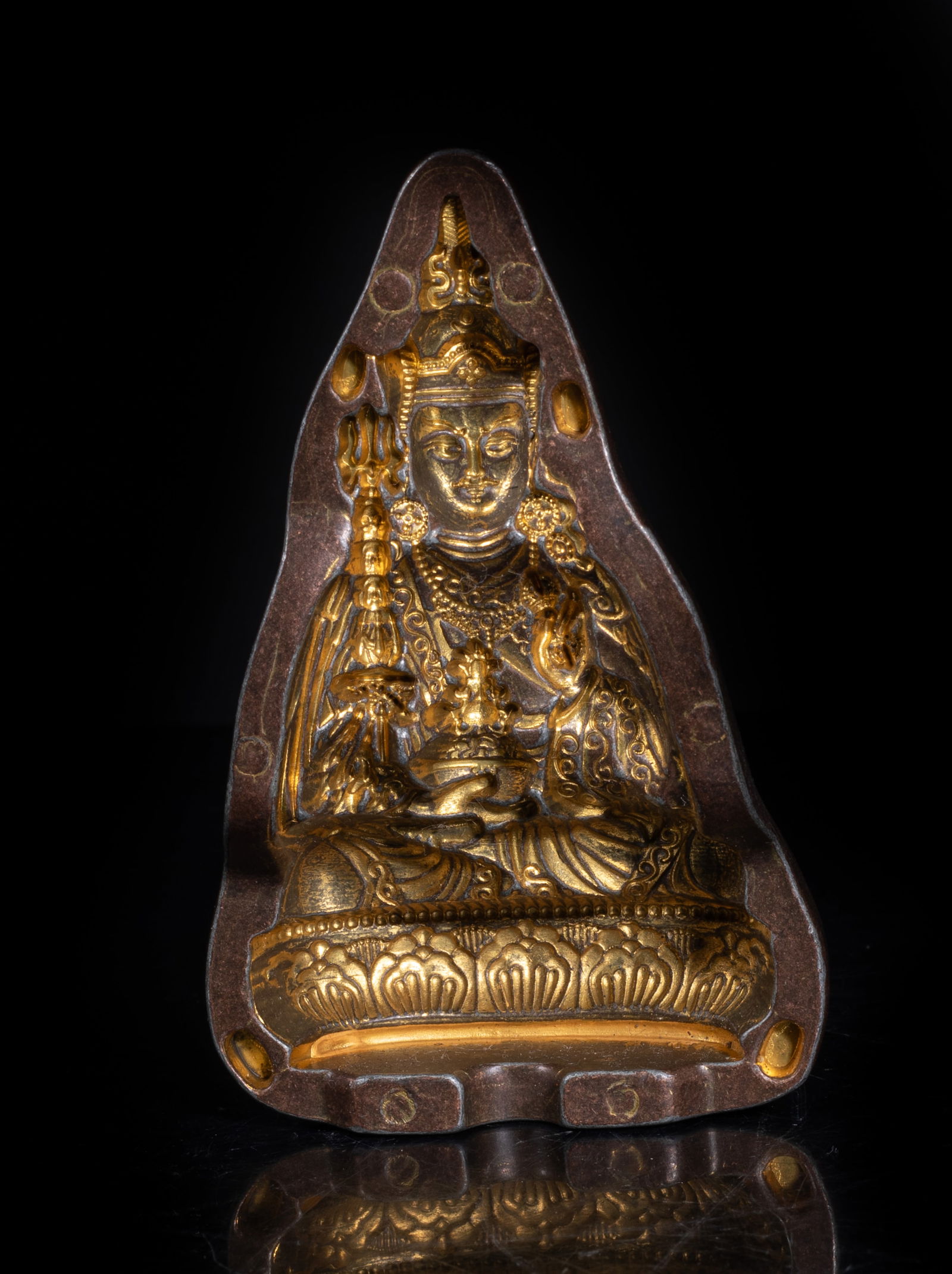 Estate Chinese Sino-Tibetan Bronze Seal: Collectible Chinese Sino-Tibetan Buddhist seal mold. Approx. 4.3*2.8*2.6 inch.