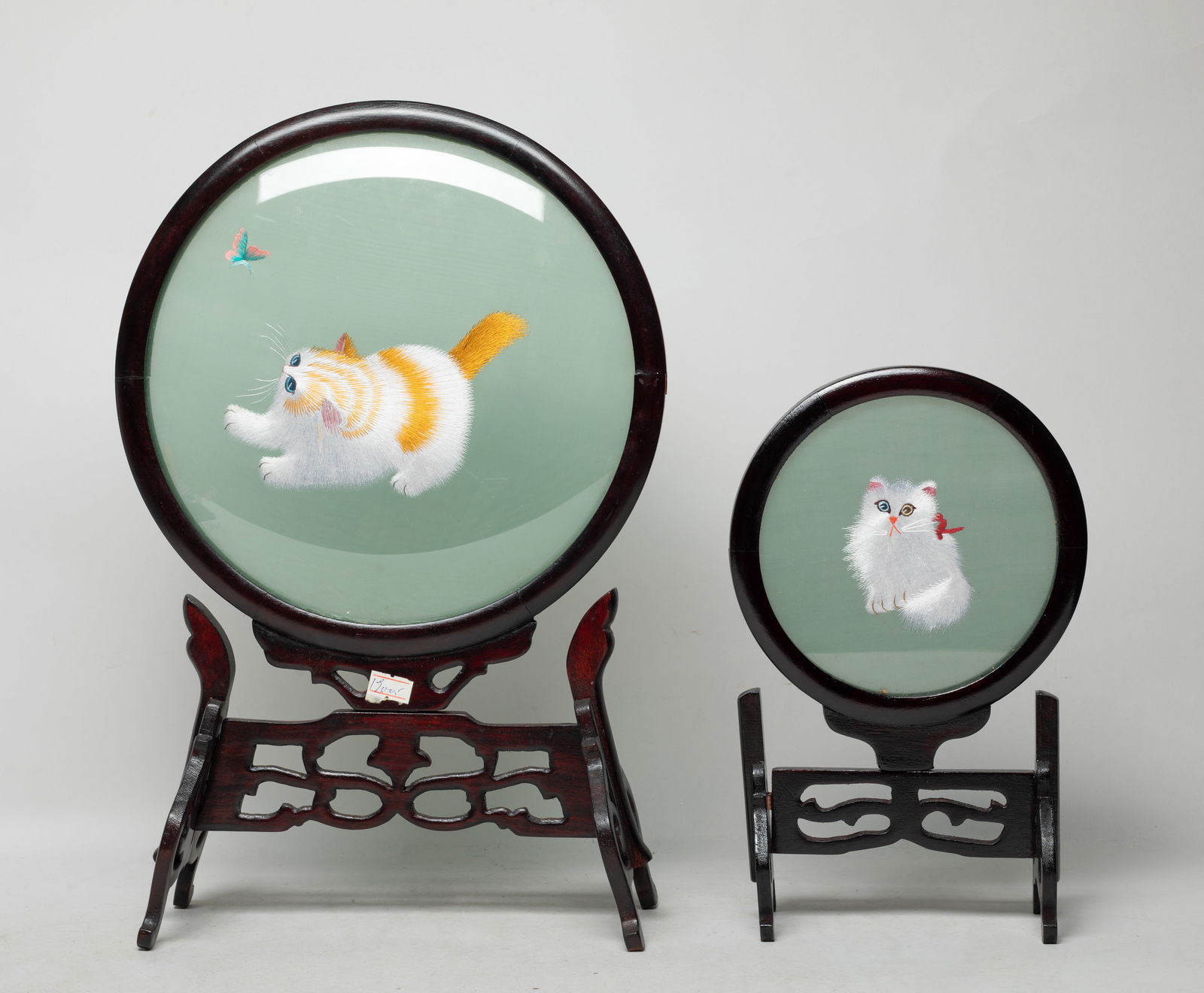 Two Vintage Chinese Wood, Silk Table Screens: Two vintage Chinese wood and silk table screens, both of circular shape, embroidered with cat. Approx. 16.1*10.5*4 inch (larger with frame).