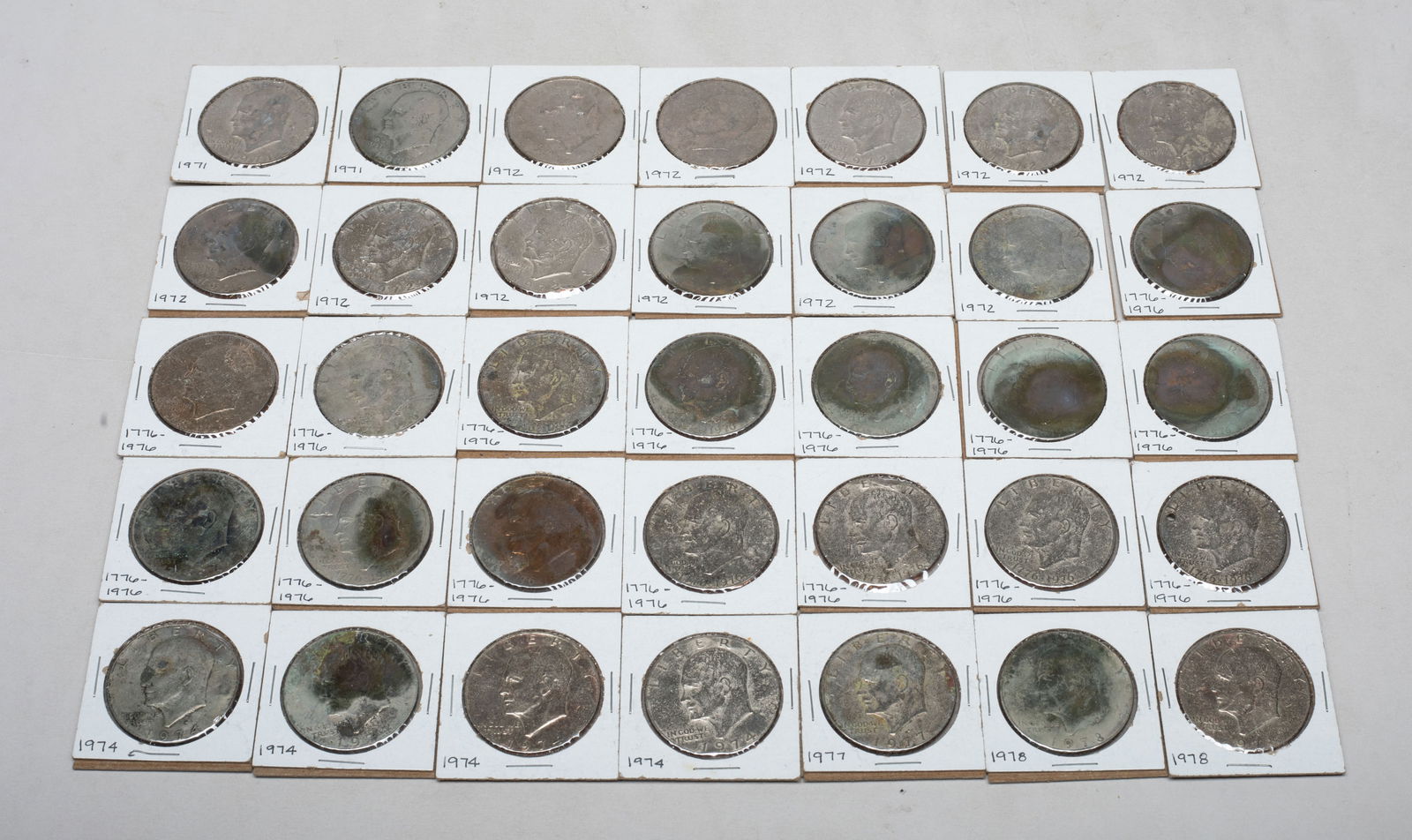 Groups Vintage Coins Collections: Large set of vintage American one dollar coins. Size varies.