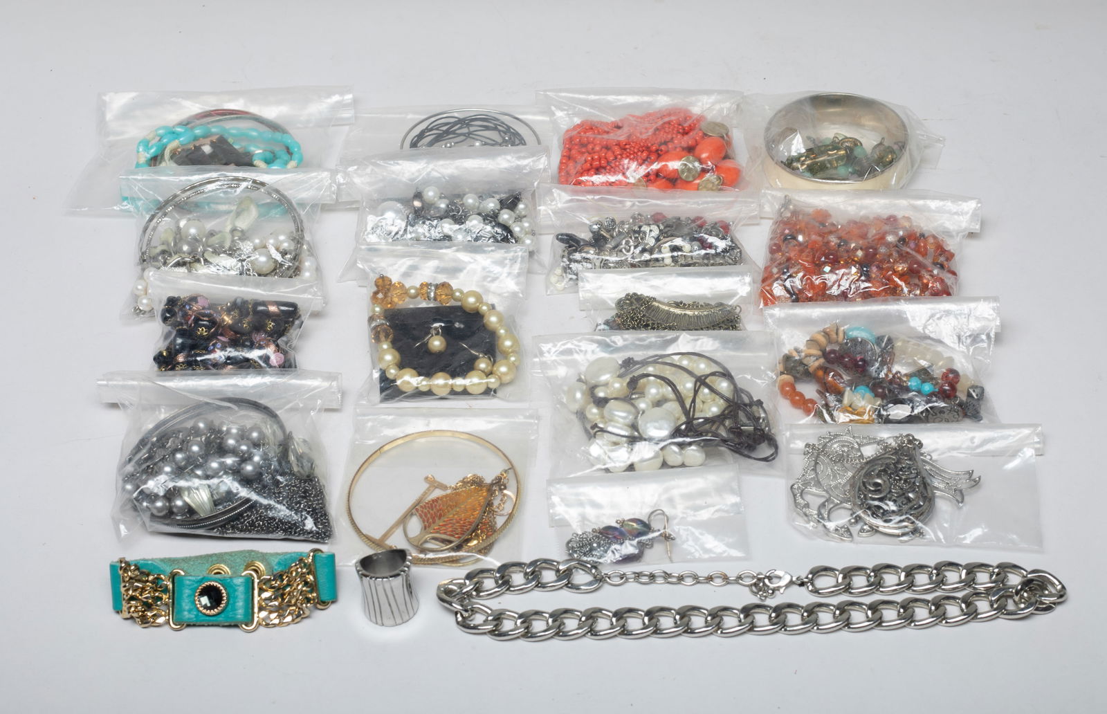 Set Vintage Costume Jewelry: Large set of costume jewelry pieces, including necklaces, bracelets, bangles and pendants. Size varies.