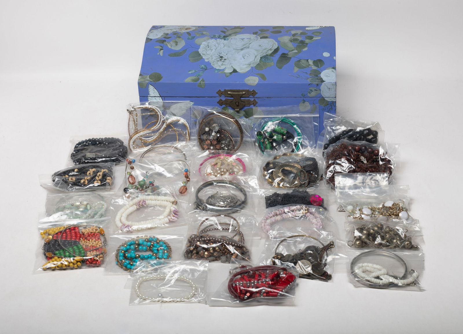 Large Set Vintage Costume Jewelry: Large set of vintage costume jewelry pieces. Size varies.