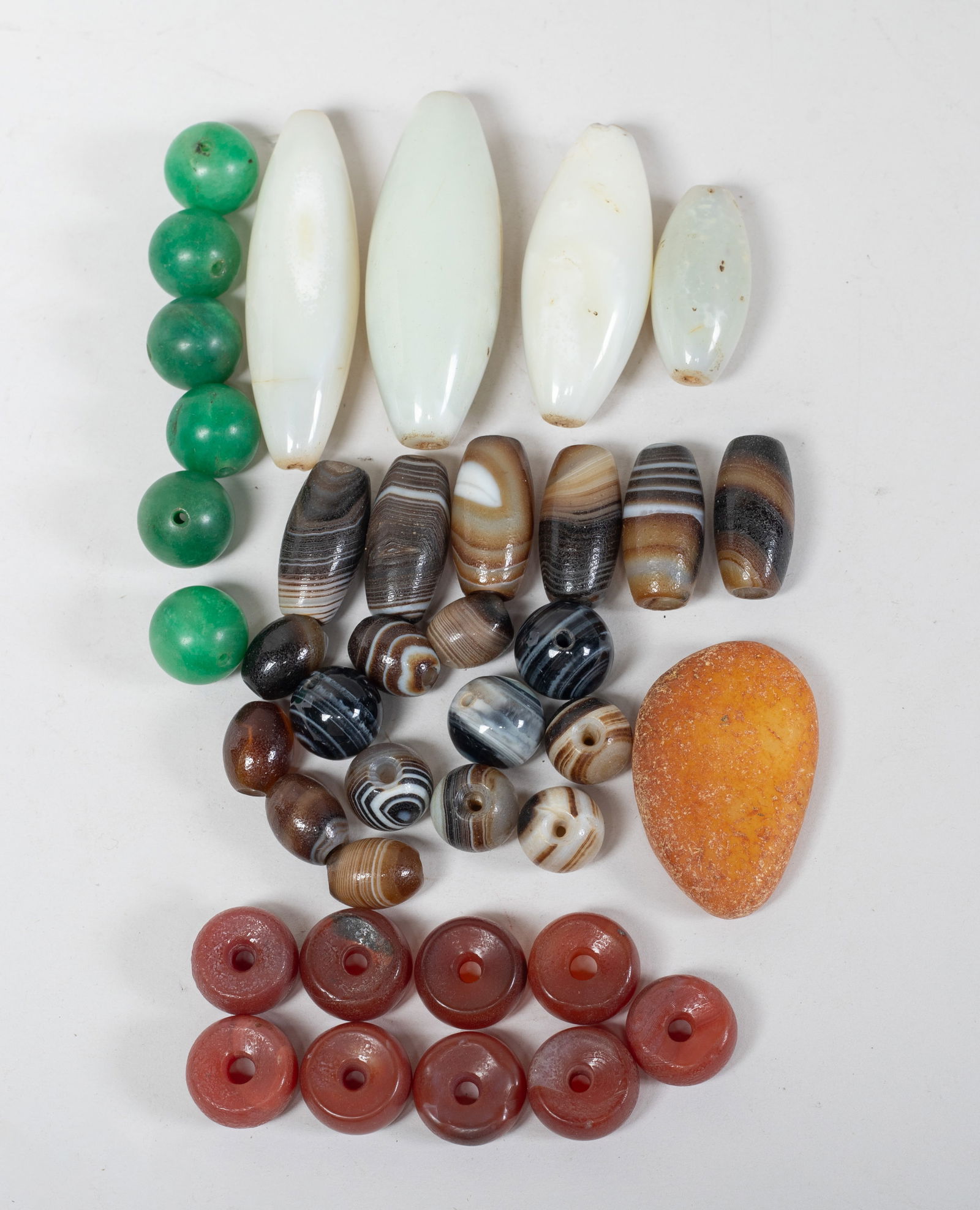 Estate Large Set Chinese Export Beads: Large set of Chinese agate and stone carved beads and pebble. Size varies.