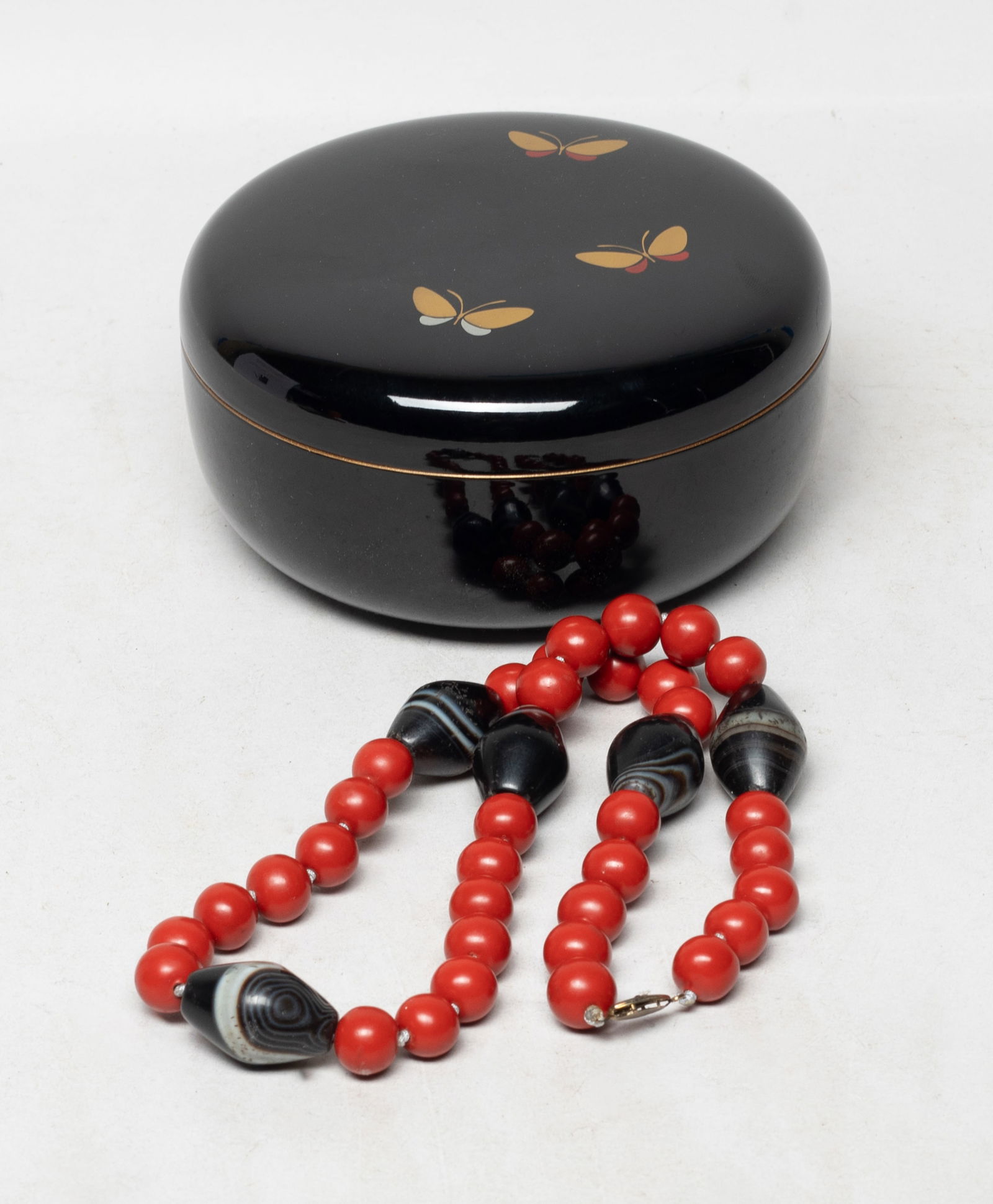 Chinese Export Lacquer, Banded Agate Necklace: Chinese lacquer bead and banded agate bead necklace, with a box. Approx. 22 inch L (necklace size).