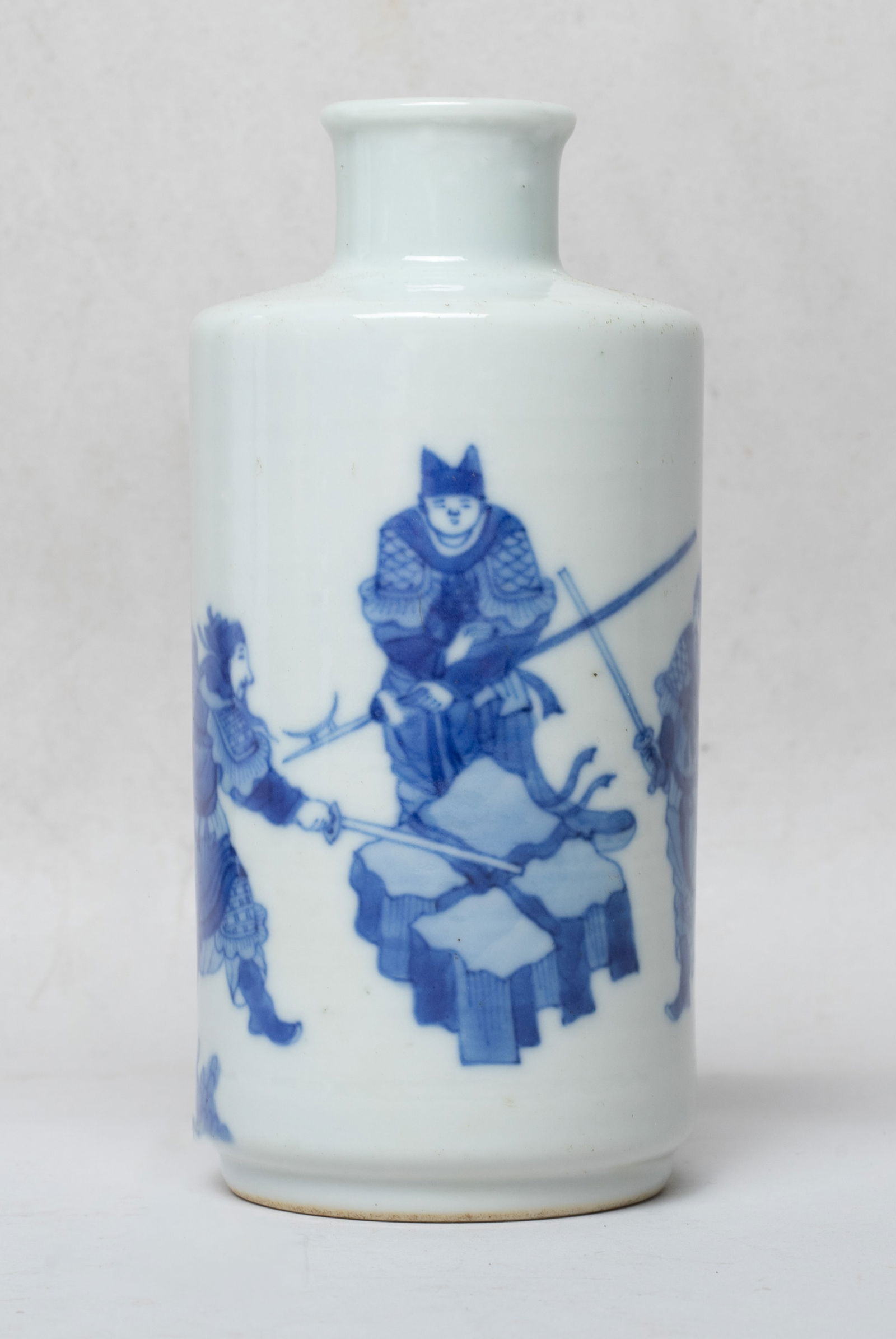 Chinese Mongolia Type Porcelain Snuff Bottle: Of cylindrical form with a short neck, the exterior painted with three battling generals near willow tree and rocks. Approx. 4.9*2.3 inch.