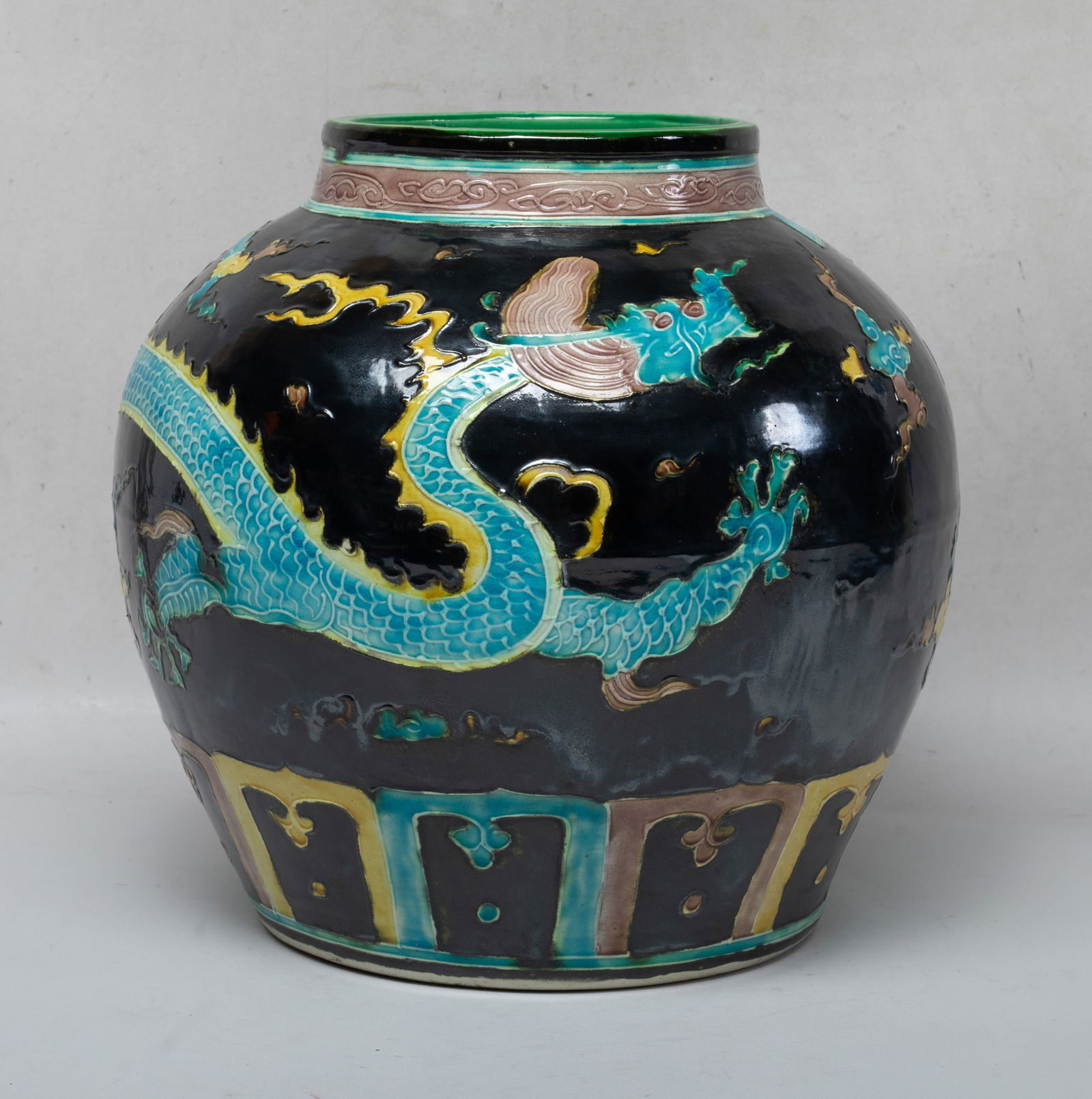 Chinese Large Fahua Porcelain Jar (1 of 15)