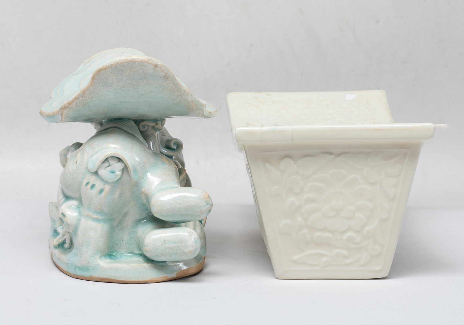 Two Chinese Export Porcelain Pillows - 4