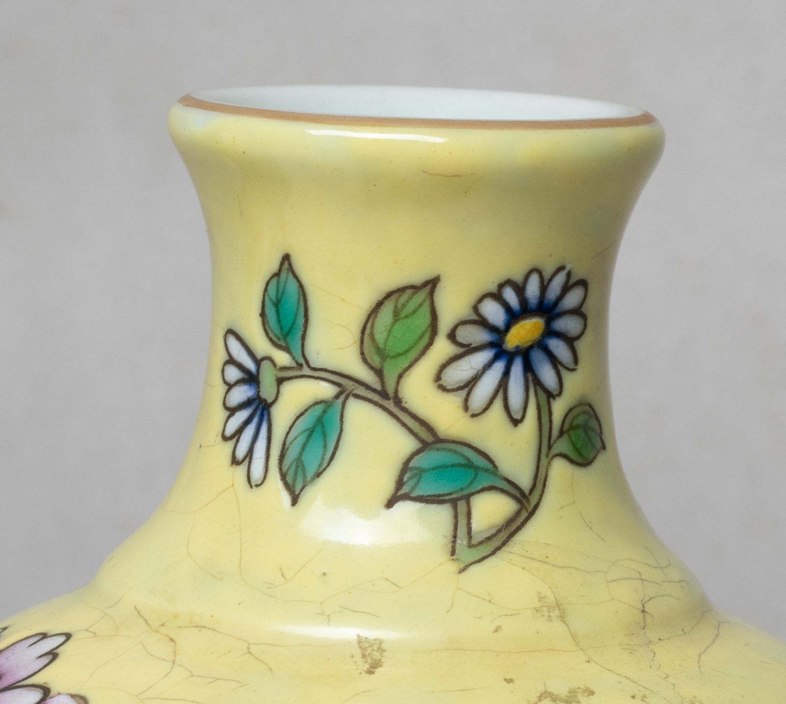 Two Chinese Export Porcelain Vases - 11