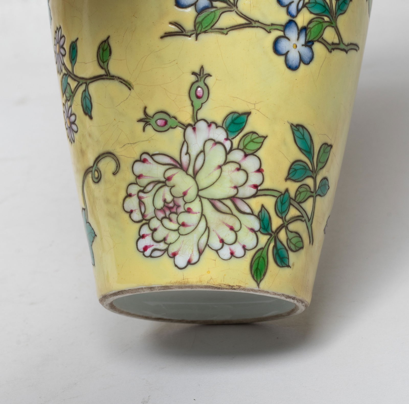 Two Chinese Export Porcelain Vases - 14