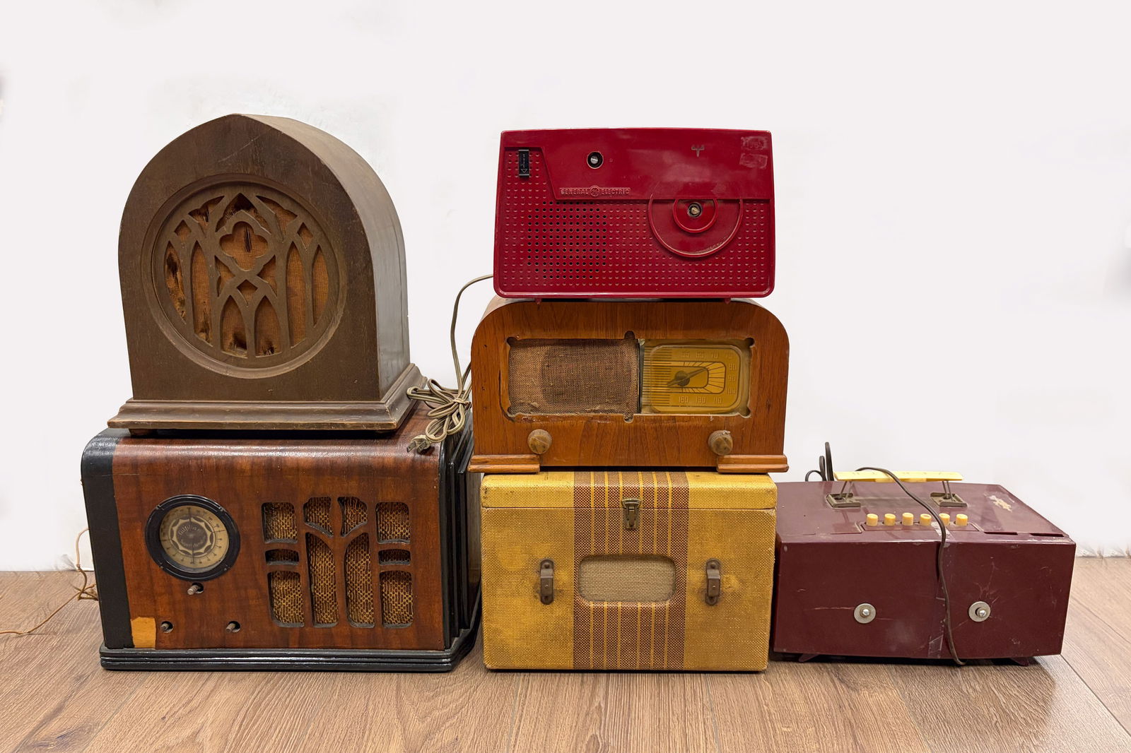 Estate Large Set Antique/ Vintage Used Machines: Large set of antique/ vintage radio and machine, working condition unknown. Size varies.