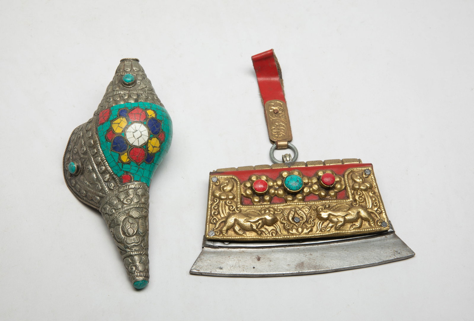 Estate Chinese/ Tibetan Horn, Purse Sets: Chinese / Tibetan purse carved with beasts, fish and flowers, inlaid with stone, and a horn carved with fish, bird and flowers, decorated with mosaic stone. Approx. 6.2*3.8 inch (purse size). The Esta