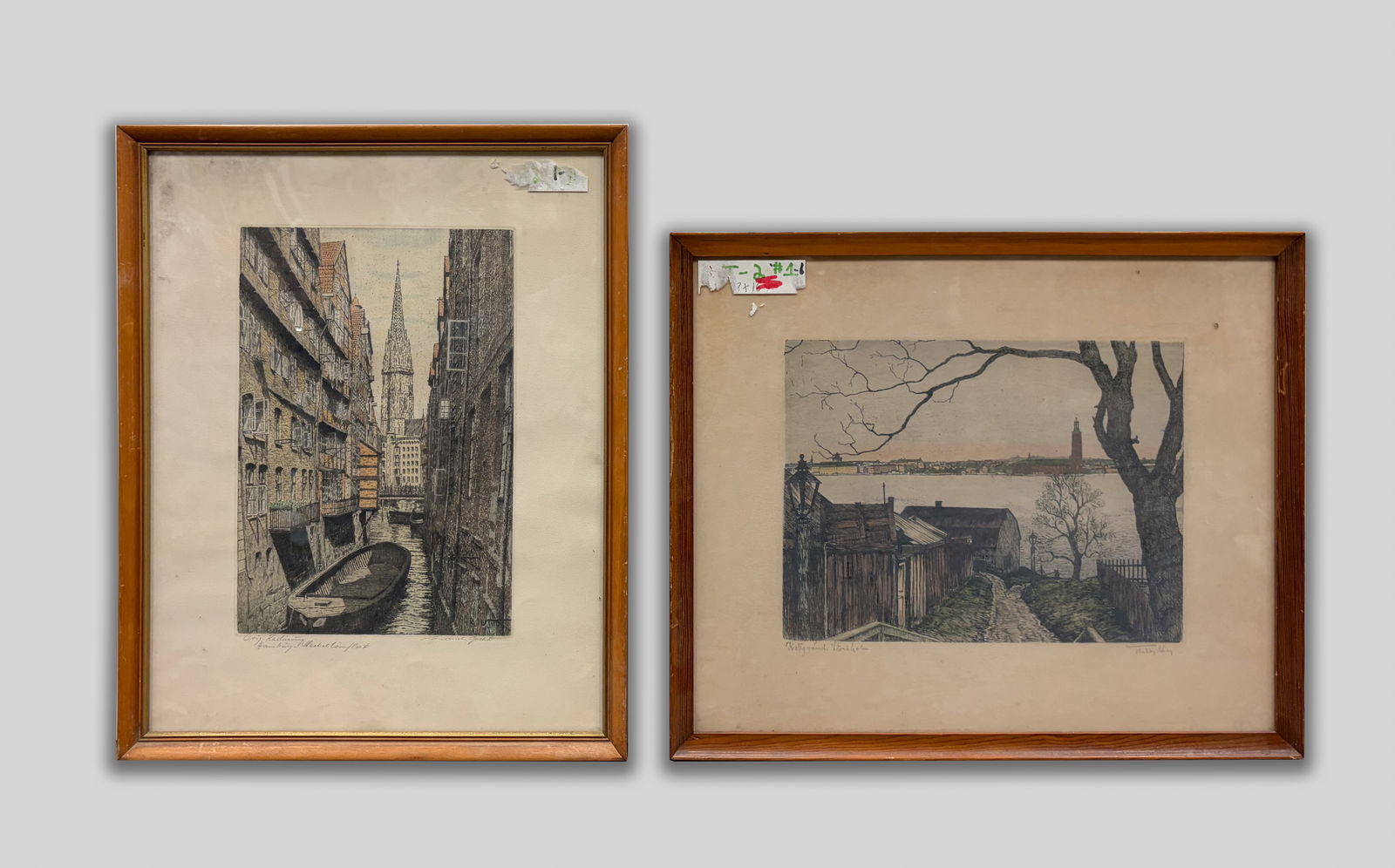 Estate Two Living Room Wall Hangings: Two room wall hanging decors, framed. Approx. 19*15 inch (larger frame size).