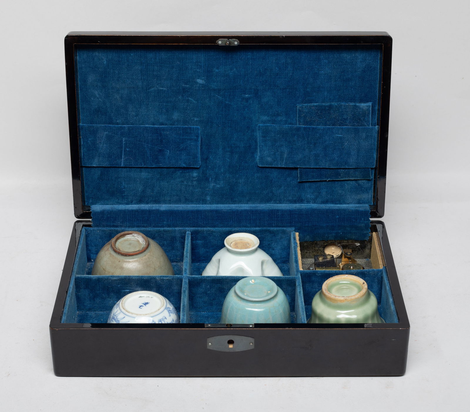 Set Chinese Export Porcelain Tea Cups: Set of five Chinese porcelain tea cups, wherein one cup exterior painted with dragon and phoenix, the bottom marked two characters, one cup of floral form, the other three covered with celadon or soft