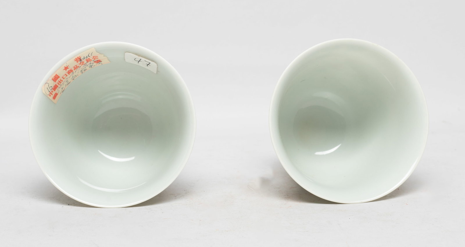 Two Chinese Export Porcelain Tall Cups - 3