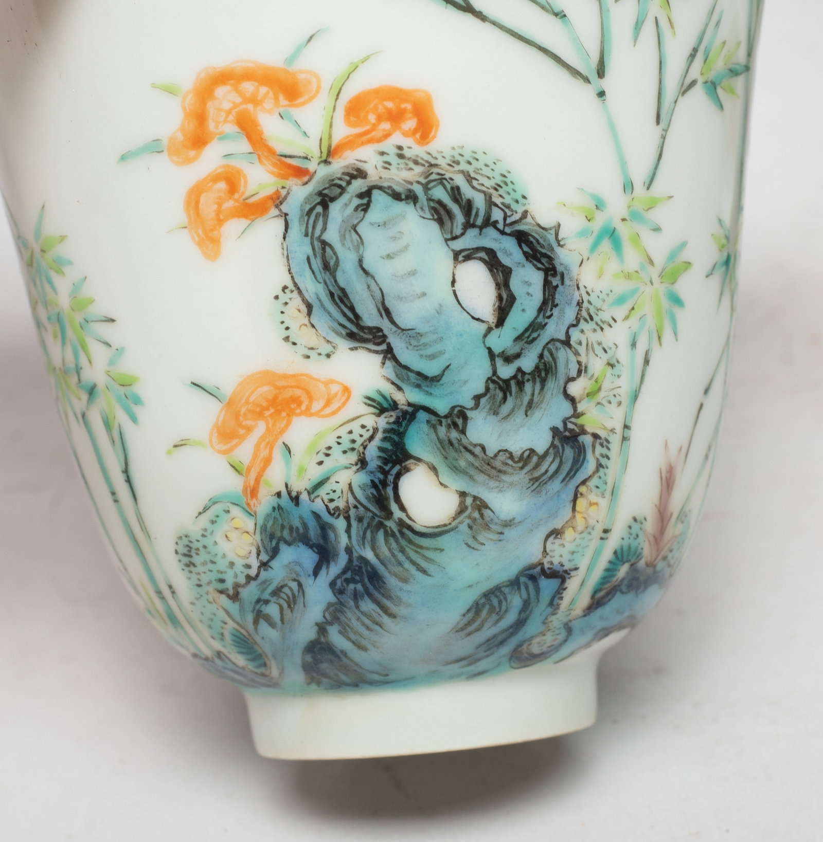 Two Chinese Export Porcelain Tall Cups - 8