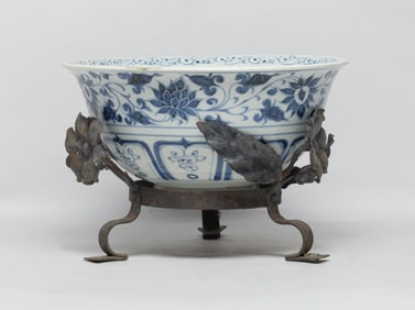 Large Chinese Export Porcelain Bowl