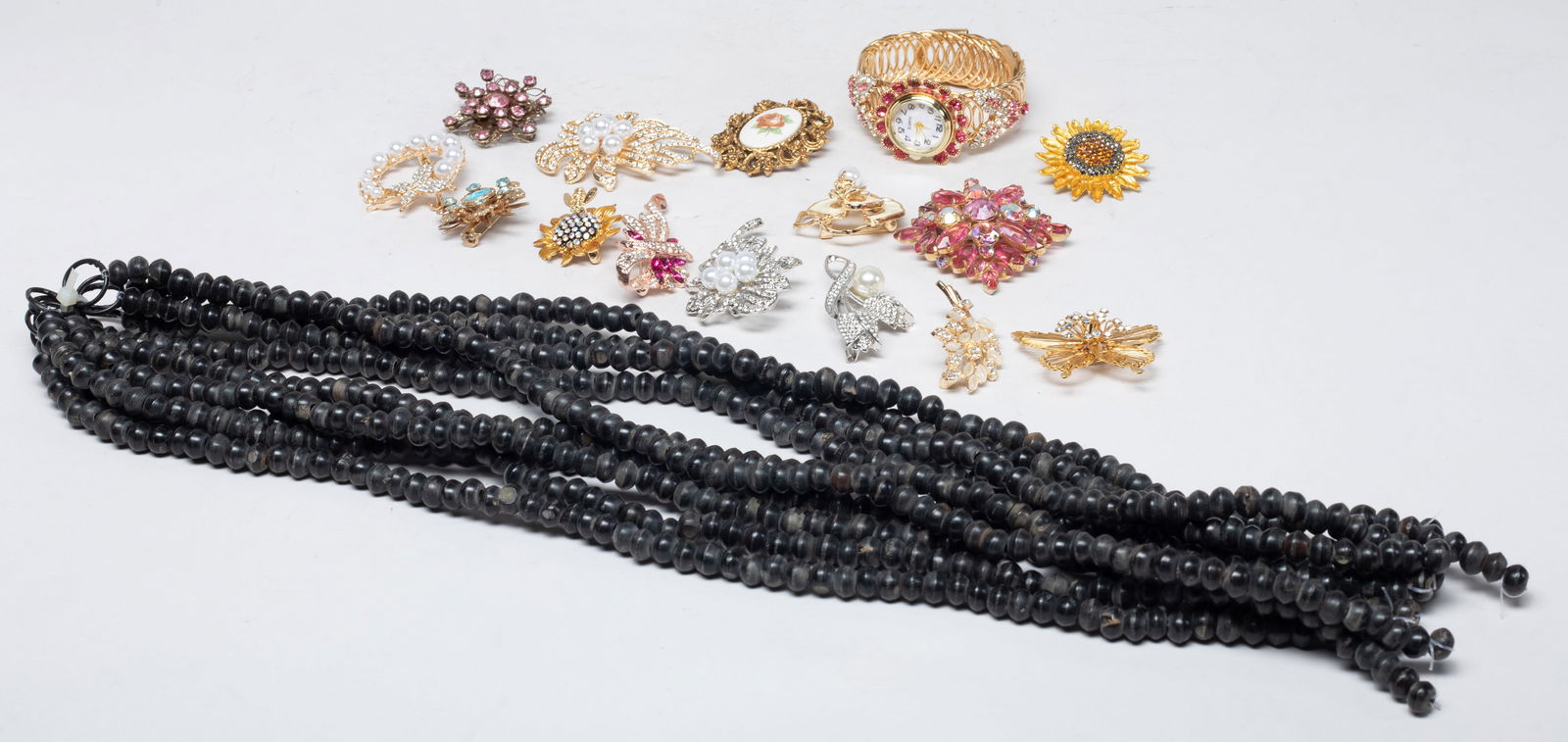 Vintage Set Beads, Gold Tone Jewelry: Including brooches, a bracelet, and strings of beads. Size varies.
