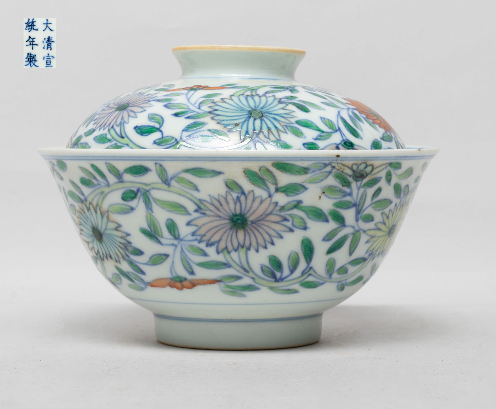 Chinese Export Porcelain Covered Cup: The cup body and lid painted with meandering leafy chrysanthemum sprays around the inside and out, the cup bottom and lid top with six-character mark. Approx. 5.1*3.7 inch.