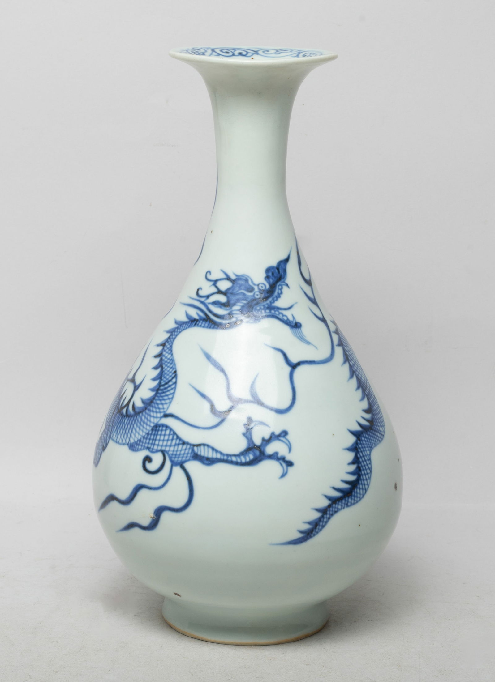 Chinese Export Porcelain Dragon Vase: Of pear shape rising from a splayed foot to a waisted neck and a flared rim, the exterior painted with a three-clawed dragon pursuing a flaming pearl. Approx. 9.7*5.2 inch.