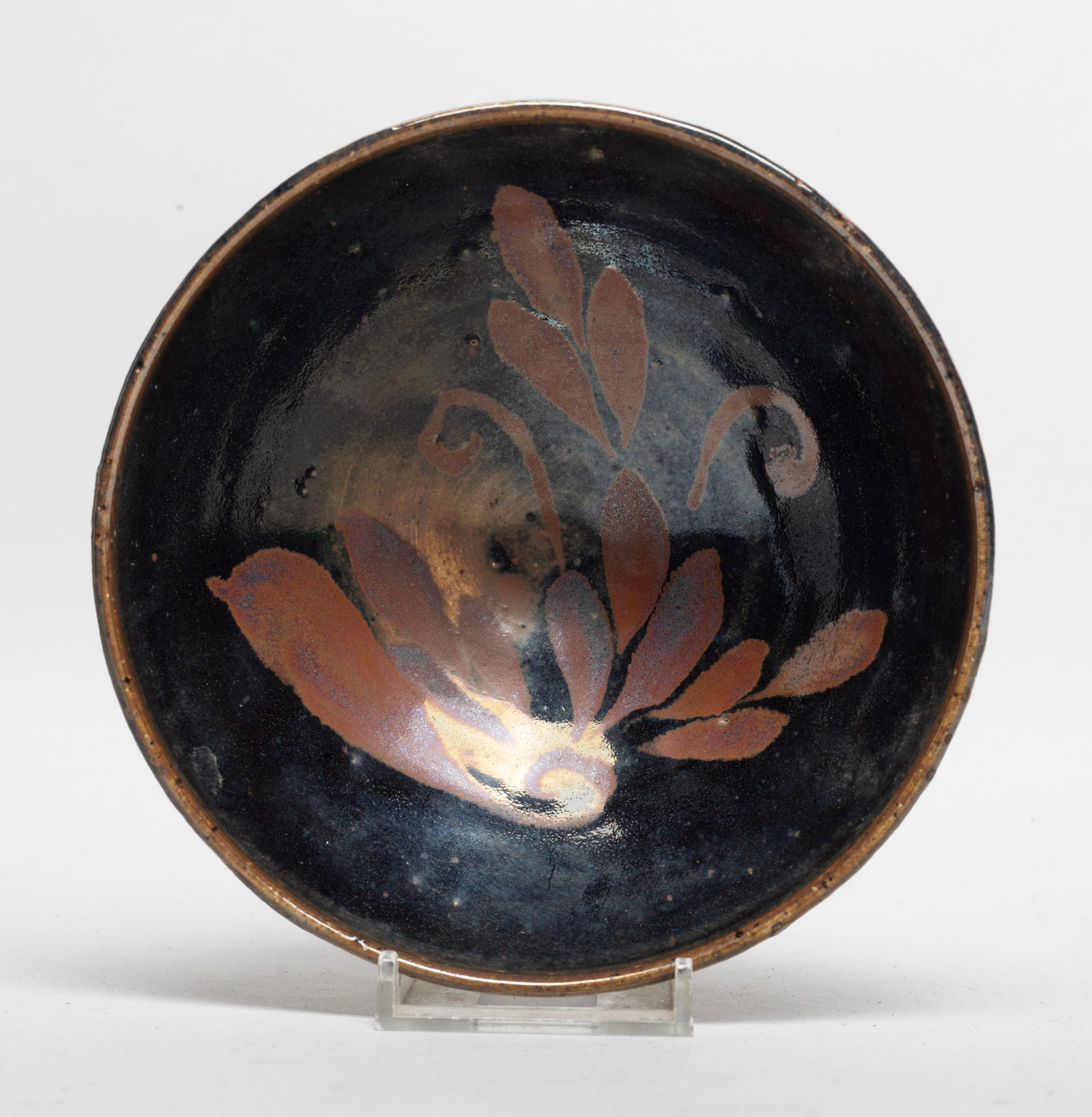 Collectible Chinese Export Porcelain Tea Bowl: The interior decorated with stylized flowers in brown glaze on mottled black glazed body, the glaze stopping above the unglazed foot. Approx. 5.7*2.1 inch.