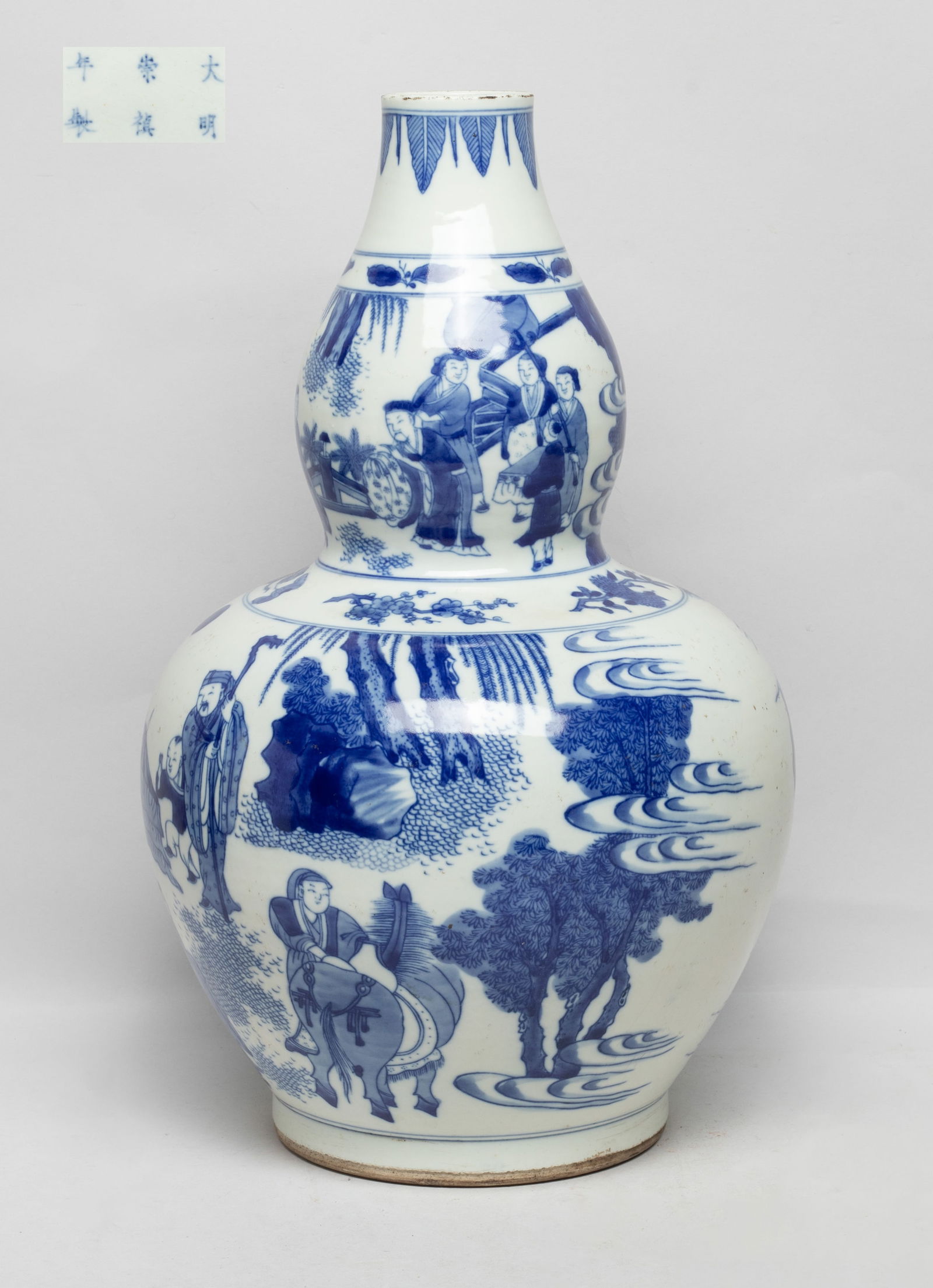 Chinese Export Porcelain Gourd Vase: Of double gourd form, painted on the upper and lower bulb with figural scene, the bottom marked with six characters. Approx. 13.6*8.3 inch.
