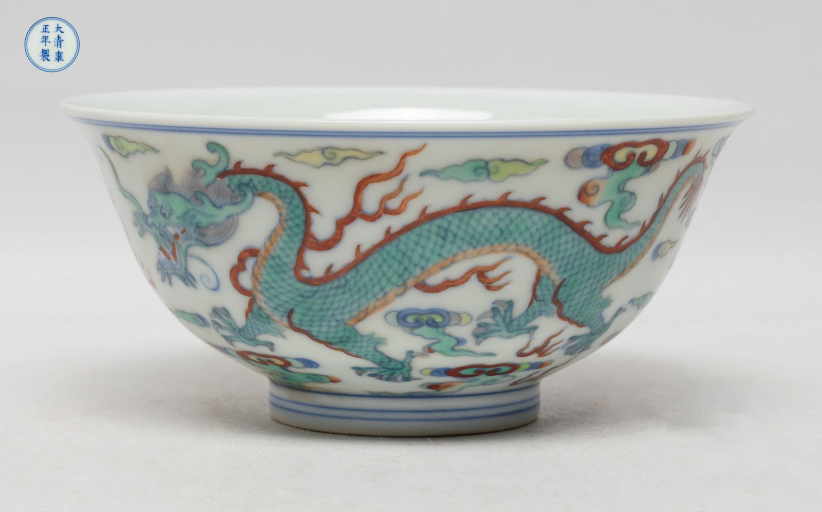 Estate Chinese Export Porcelain Bowl: The bowl exterior painted with two five-clawed dragons pursuing flaming pearls amidst clouds, the bottom marked with six characters enclosed in double circles. Approx. 4.7*2.1 inch.