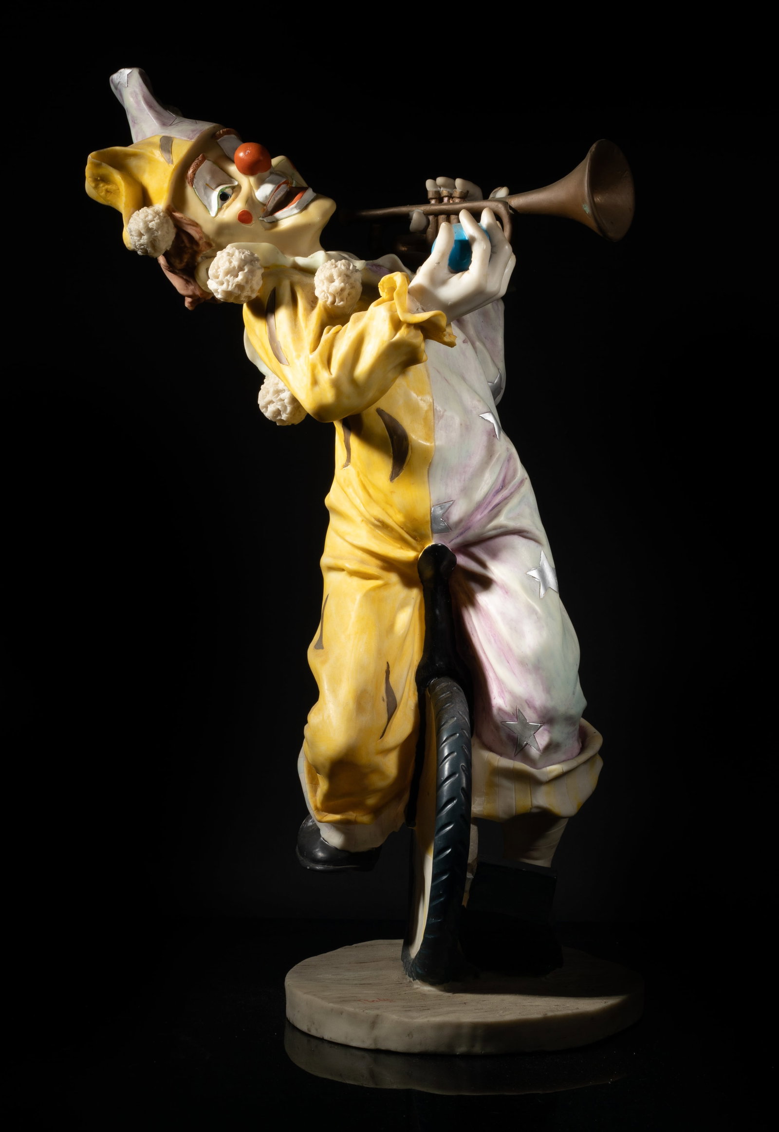Tall Vintage House Decor Sculpture: Tall house decor clown sculpture. Approx. 20.5*11*8 inch.