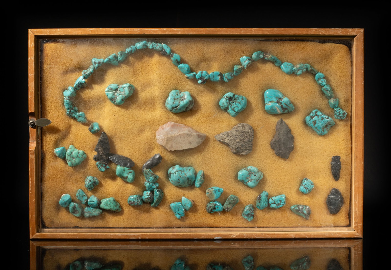 American Indian Type Stone, Turquoise Like Beads: Large set of Native American Indian type stone pieces and turquoise-like stone nuggets, with case. Approx. 13.7*8.6*1.4 inch (case size).