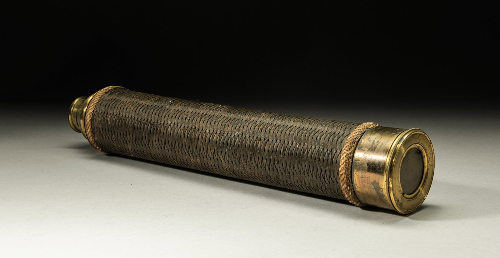 18-19th Europa Brass Telescope: Collectible vintage European brass telescope. Approx. 14.2*2.4 inch.