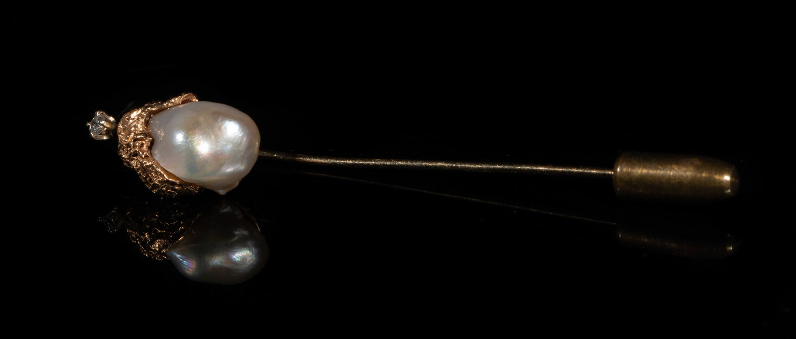 Early 20th Gold Sea Pearl Hat Clip: Vintage gold hat clip with sea pearl. Approx. 5.46 gram.2.45 inch L.