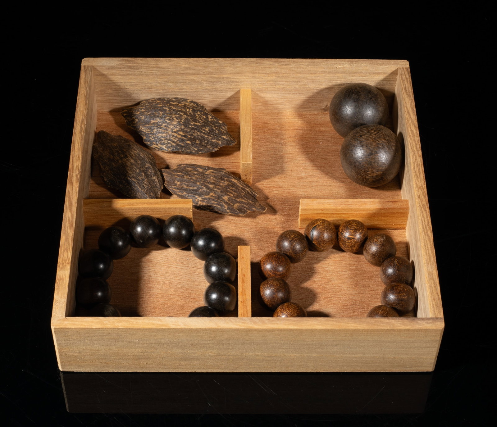Set Chinese Export Agarwood Nuggets, Balls: Including three agarwood carved nuggets, two agarwood balls, and two strings of agarwood prayer beads, with a tray. Approx. 215 gram (total wood weight), 3.28*1.7*0.84 inch (largest nugget).
