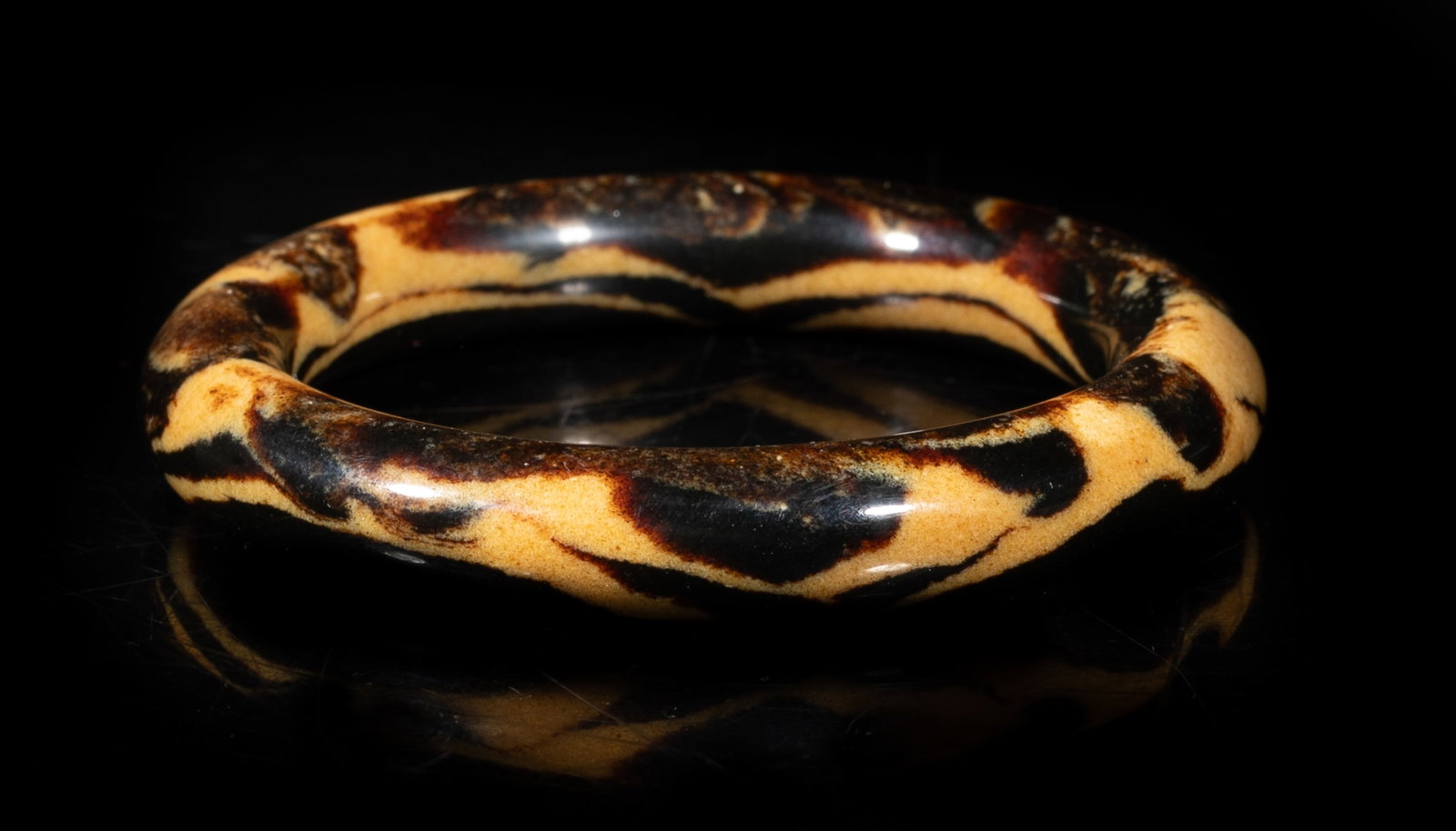 Vintage Chinese Export Amber Bangle: Chinese export amber bangle. Approx. 27 gram, 3.23 outer diameter, 2.35 inch inner diameter.